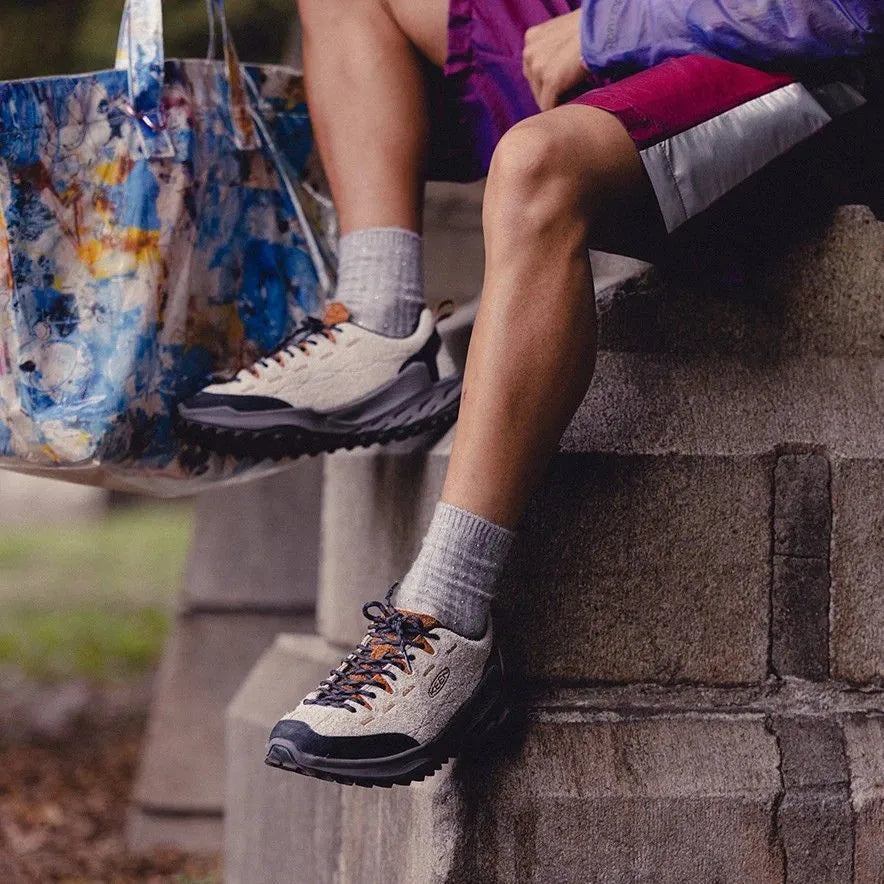 Model wearing KEEN Men’s Jasper Zionic sneakers in Vapor Keen Maple outdoors