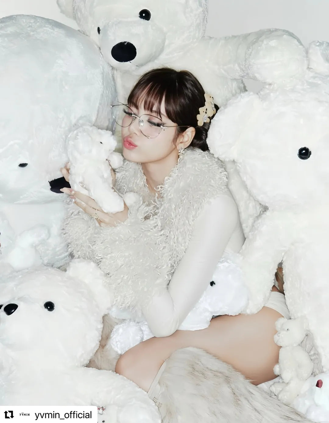 Lisa wearing YVMIN Paradise Flocked Bear Decoration Glasses at LAY Bangkok