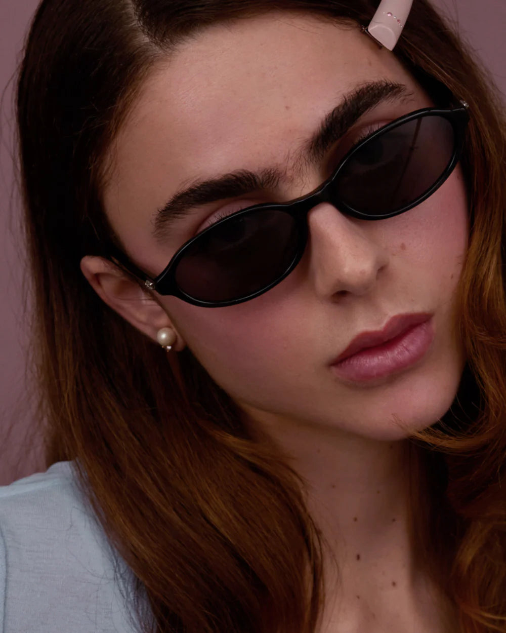 Model wearing Bonnie Clyde baby sunglasses black black slim oval design