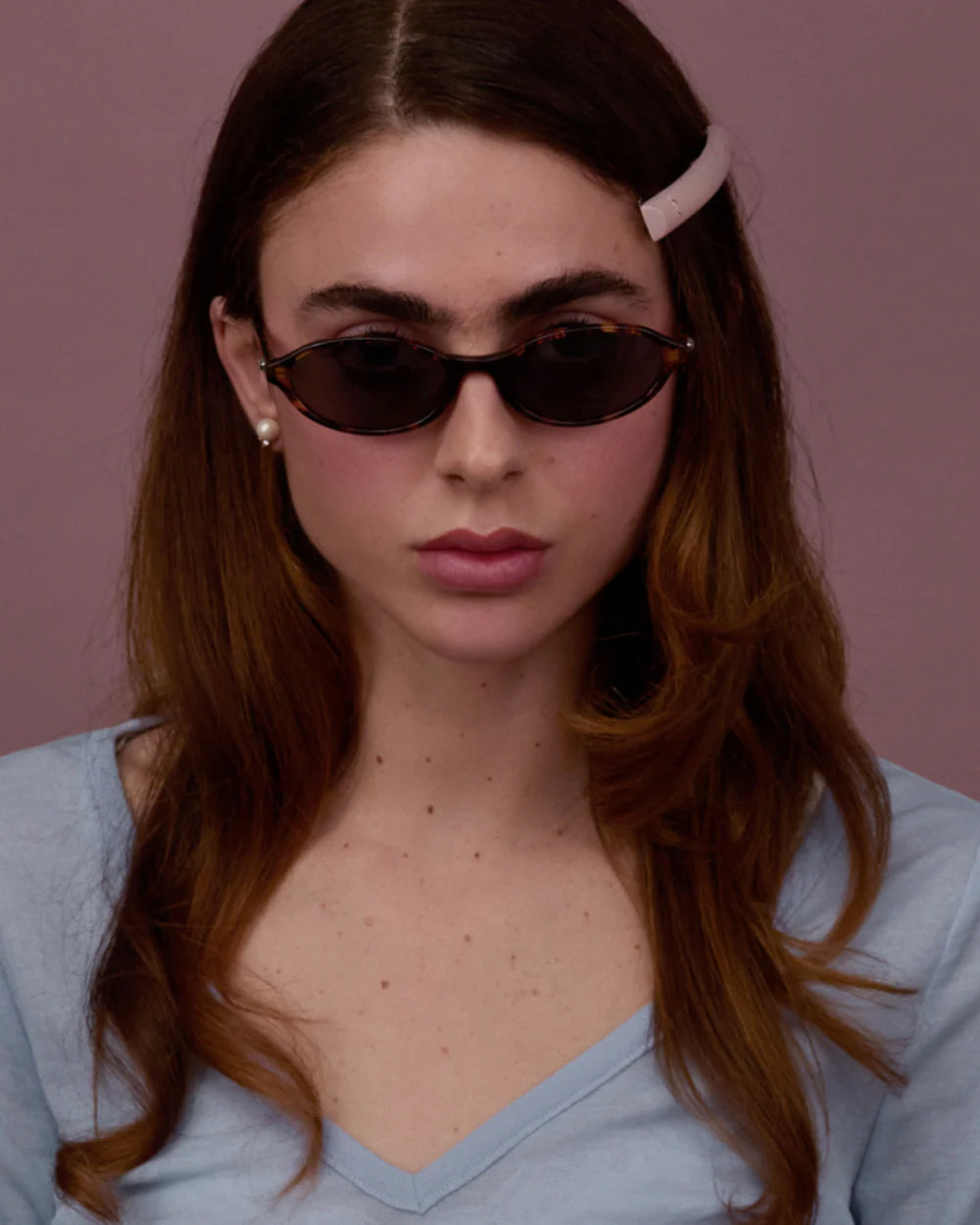 Model wearing Bonnie Clyde baby sunglasses tortoise black oval slim fit