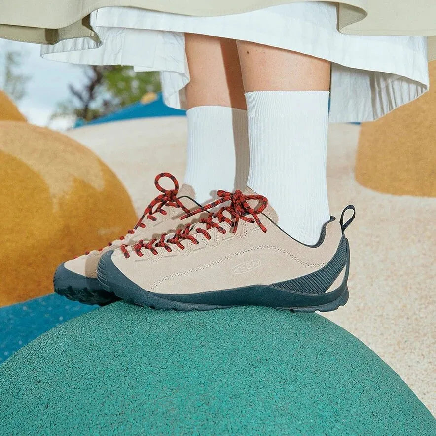 Model wearing KEEN Jasper sneakers in Silver Mink
