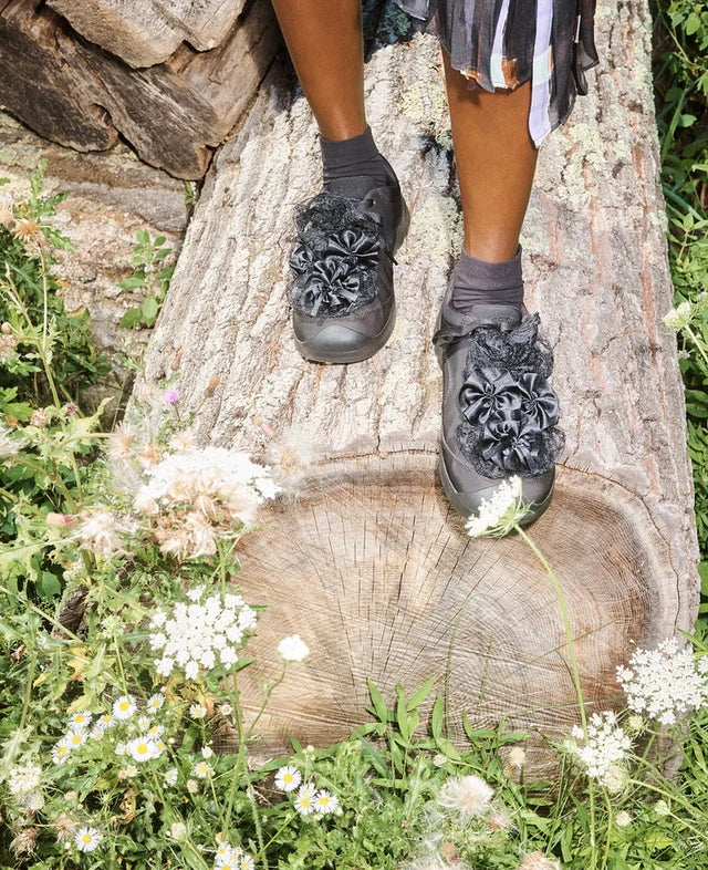 Keen Women's Jasper Rocks SP Collina Strada Sneaker Black Black worn outdoors