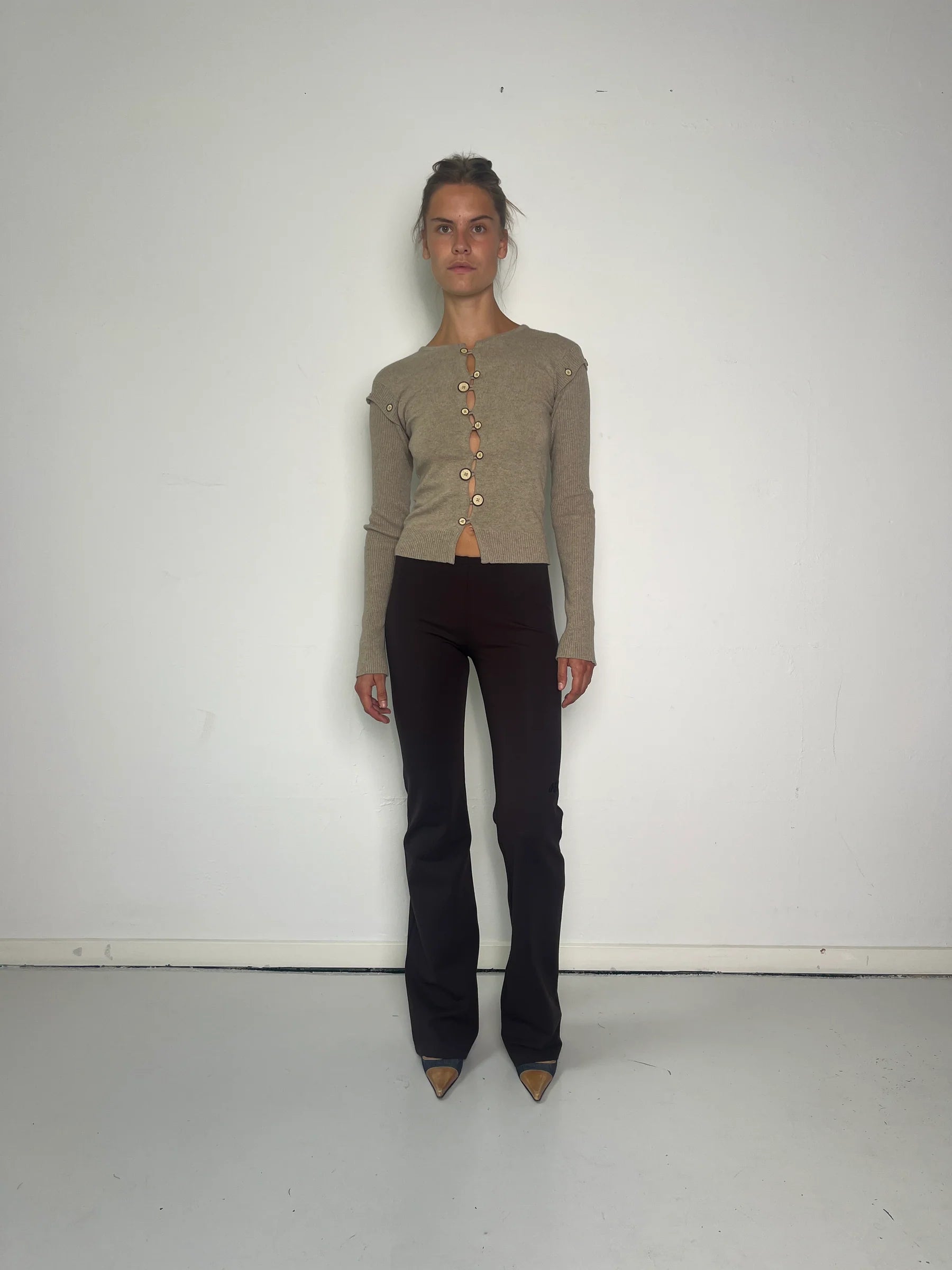 Model wearing Kernemilk Caroline Cardigan Beige