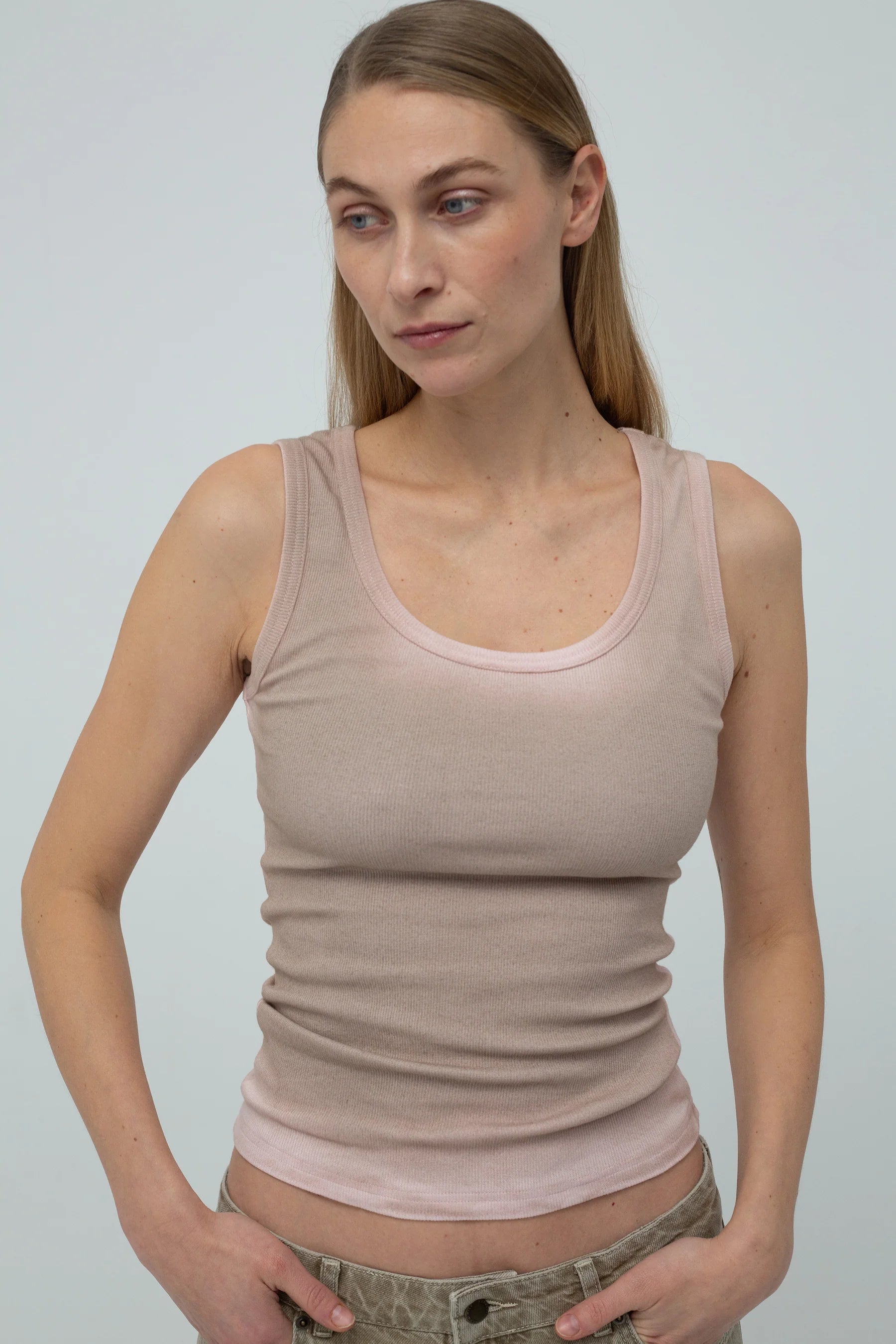 Kernemilk Lua tank top light pink sand front detail deep neckline fitted silhouette