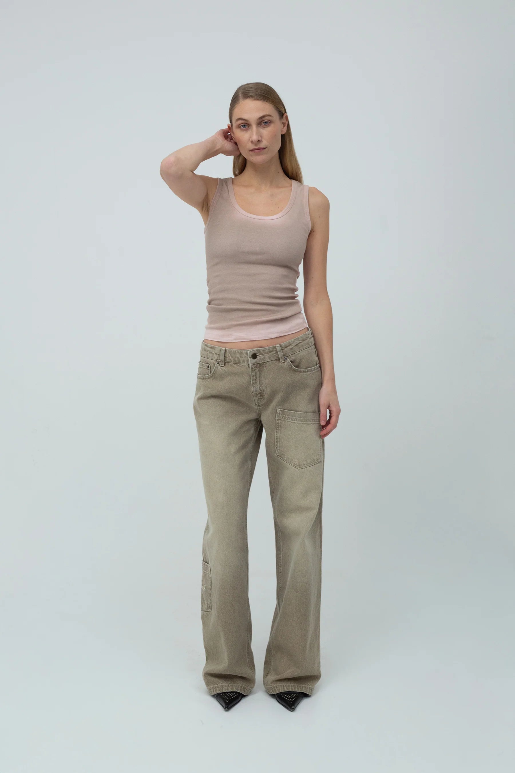 Kernemilk Lua tank top light pink sand fitted organic cotton full body look
