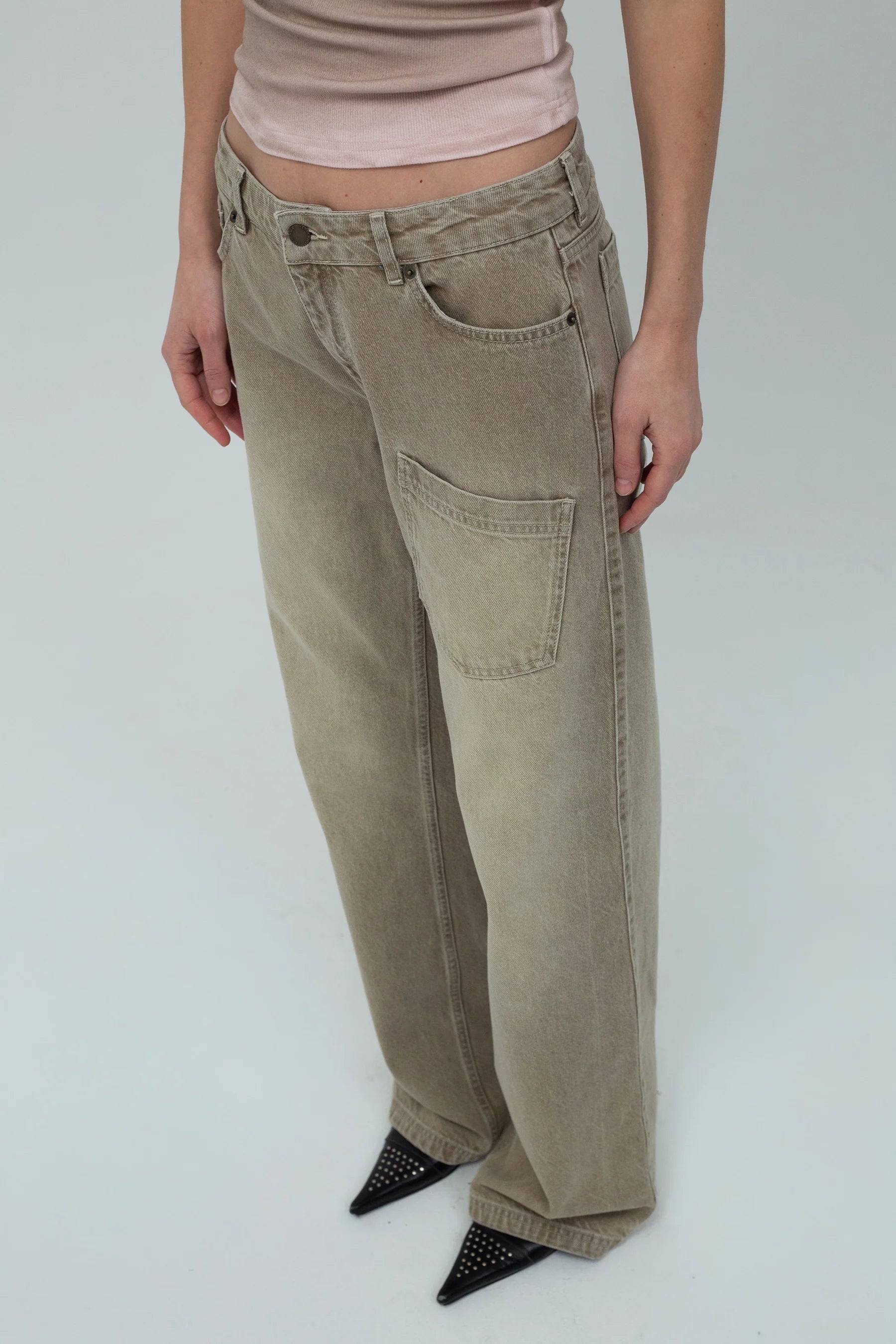 Kernemilk Mia Jeans sand color relaxed wide leg fit on model