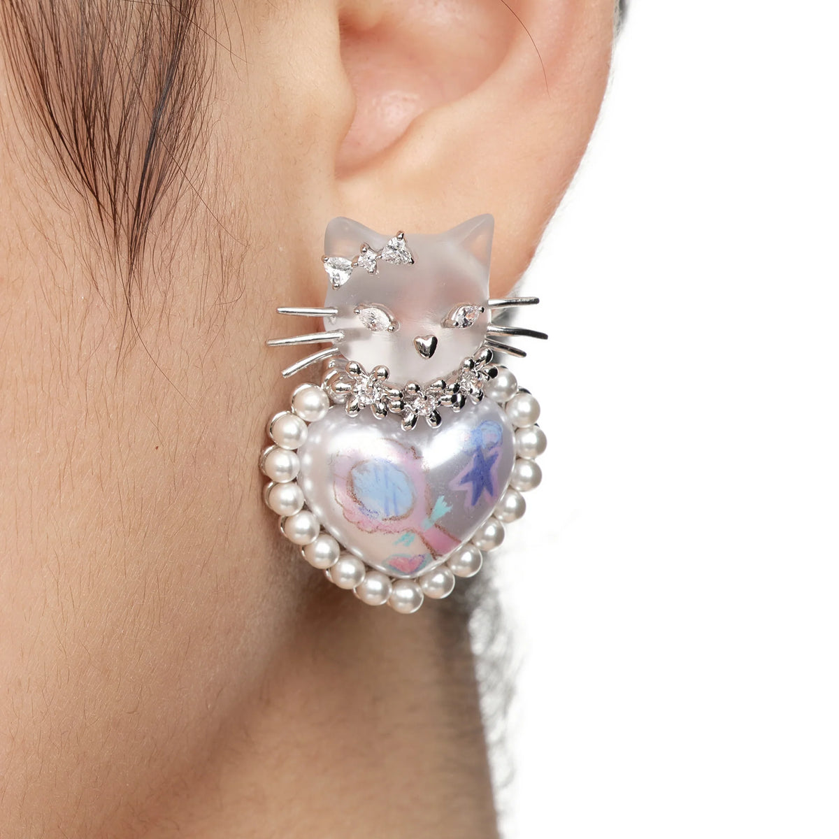 Kitten Heart Shaped Pearl Earring Silver detail