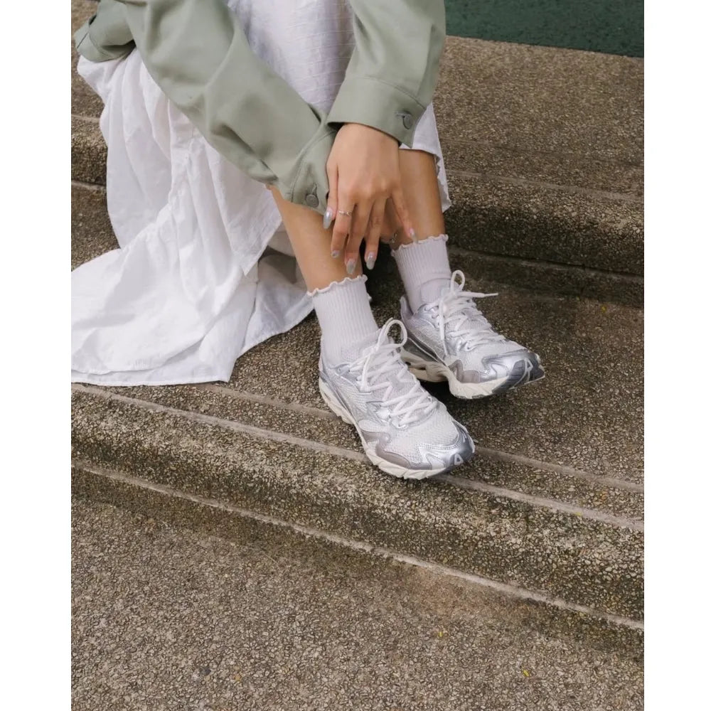 On foot styling of Mizuno Wave Rider 10 in Light Beige Silver