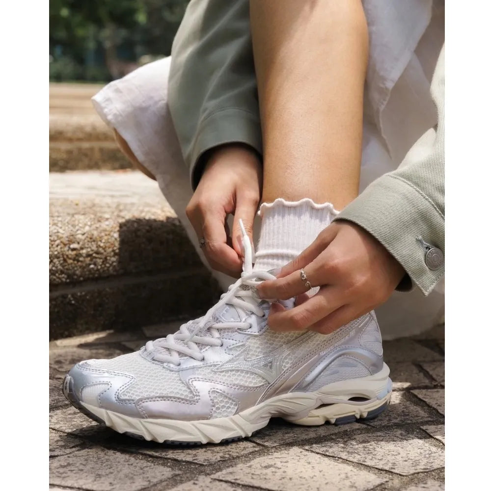 Close-up of Mizuno Wave Rider 10 in Light Beige Silver