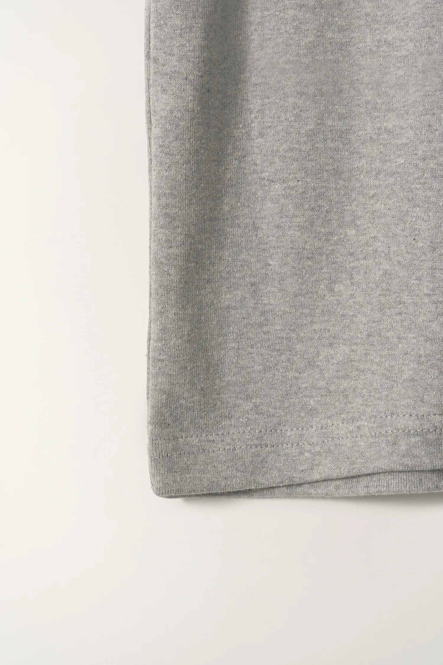 Nothing Written 90s V-Neck T-Shirt Gray hem detail