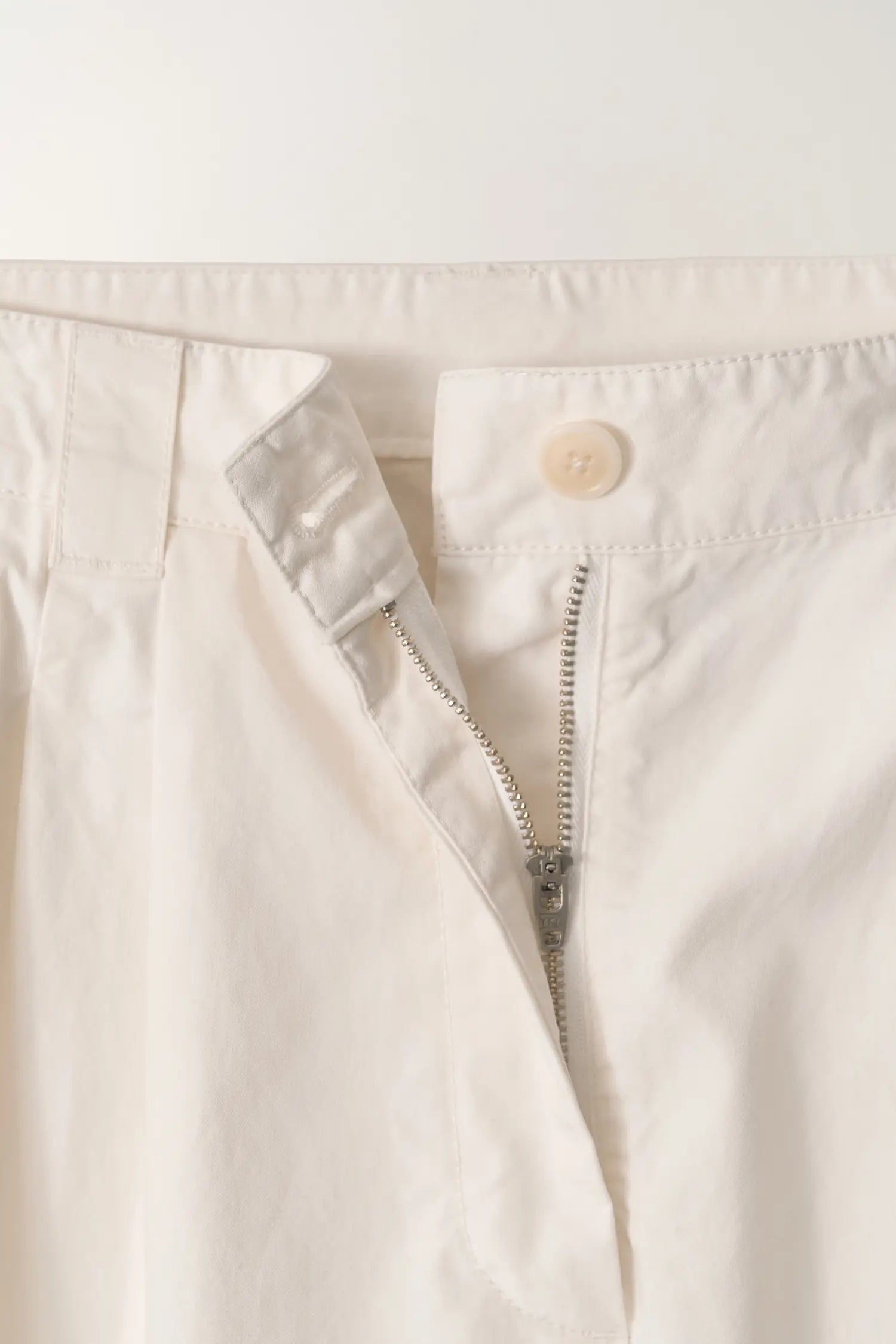 Nothing Written Lena 3-Tuck Pants White pleat detail