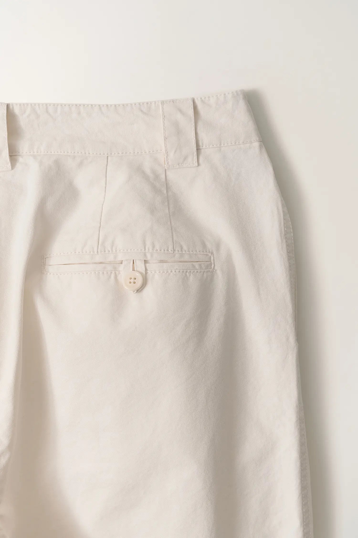 Nothing Written Lena 3-Tuck Pants White waistband closure detail