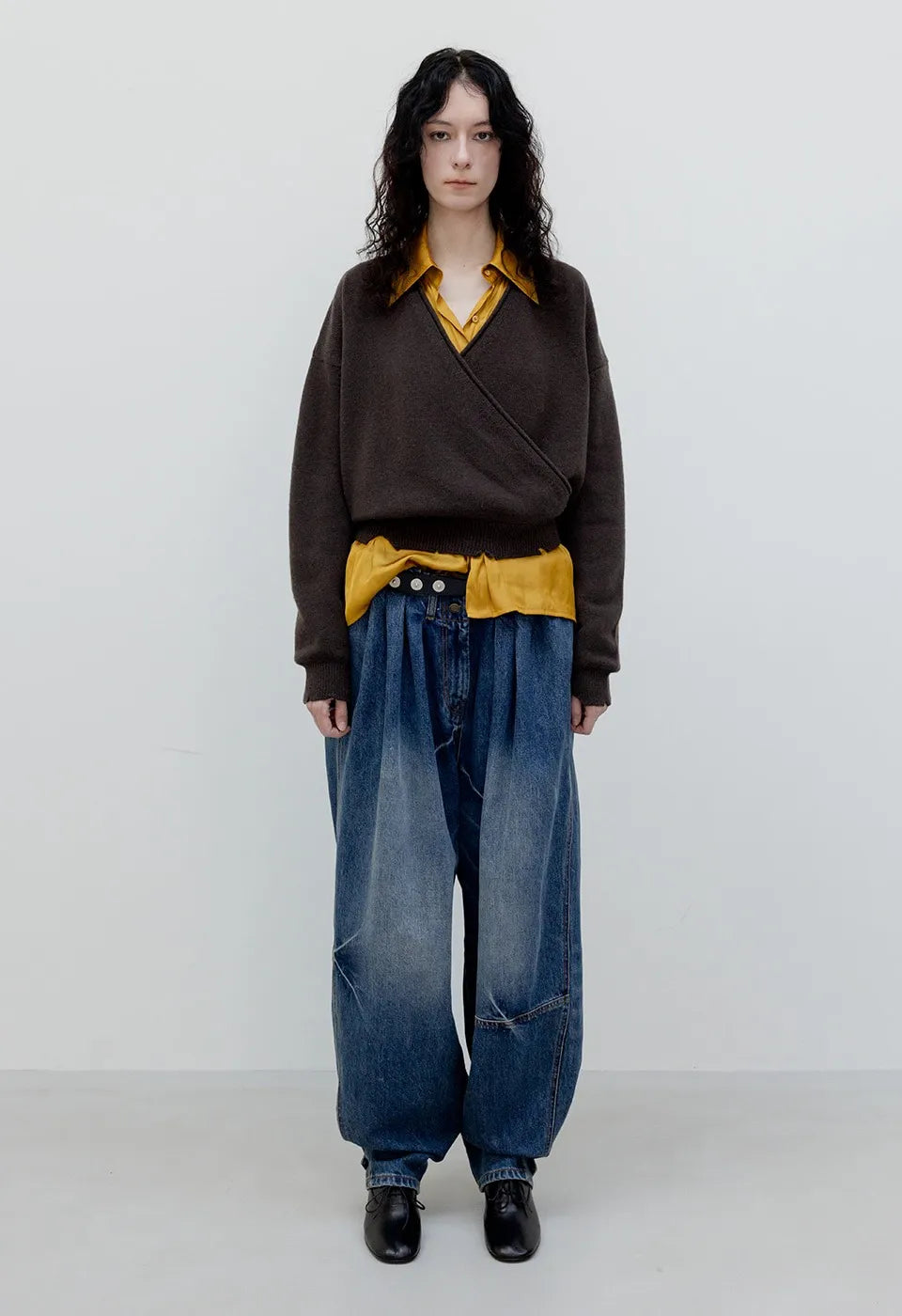 OPENYY Full Gathered Jeans in Blue worn