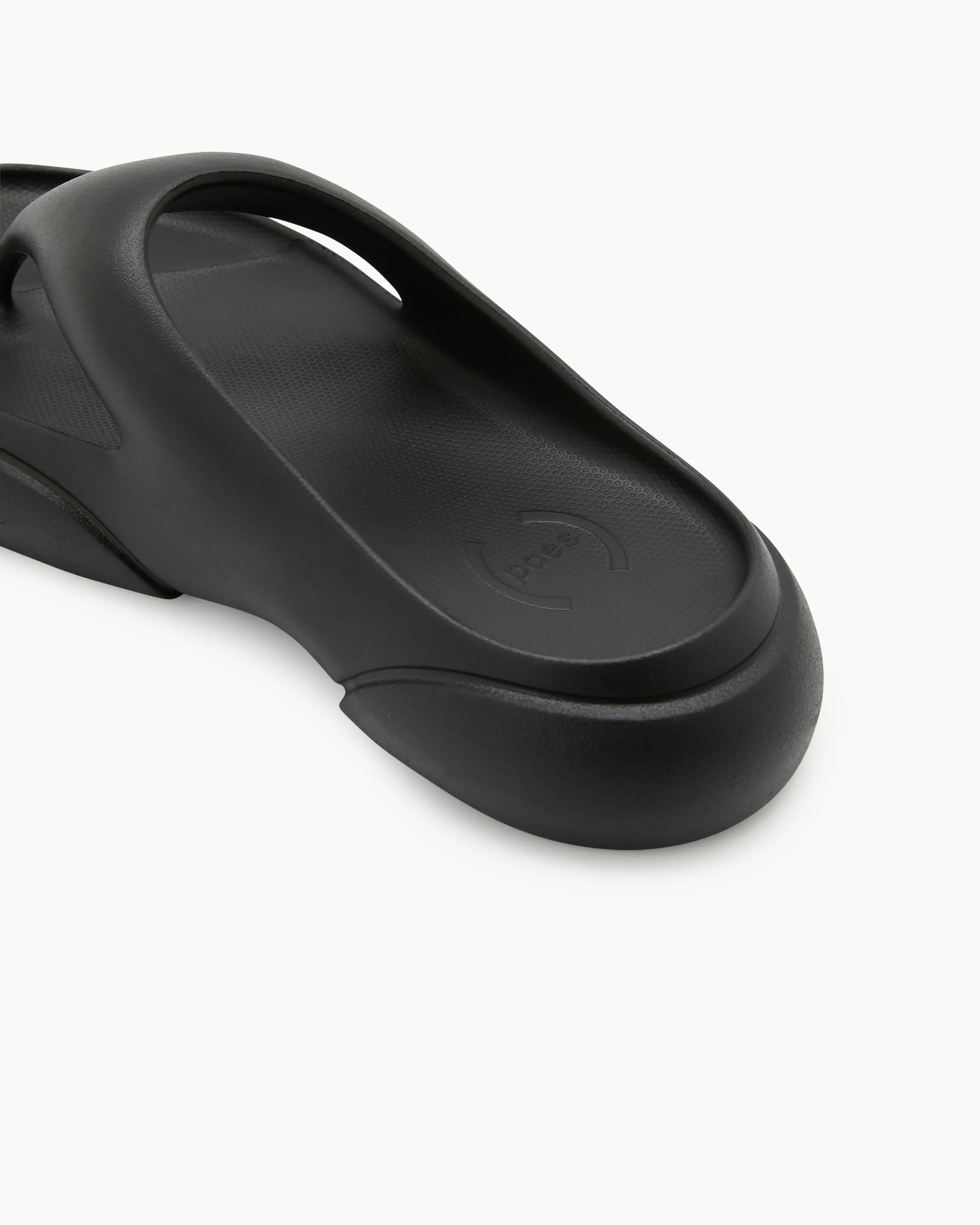 Footbed detail of PAES Flipflop 02 in Black