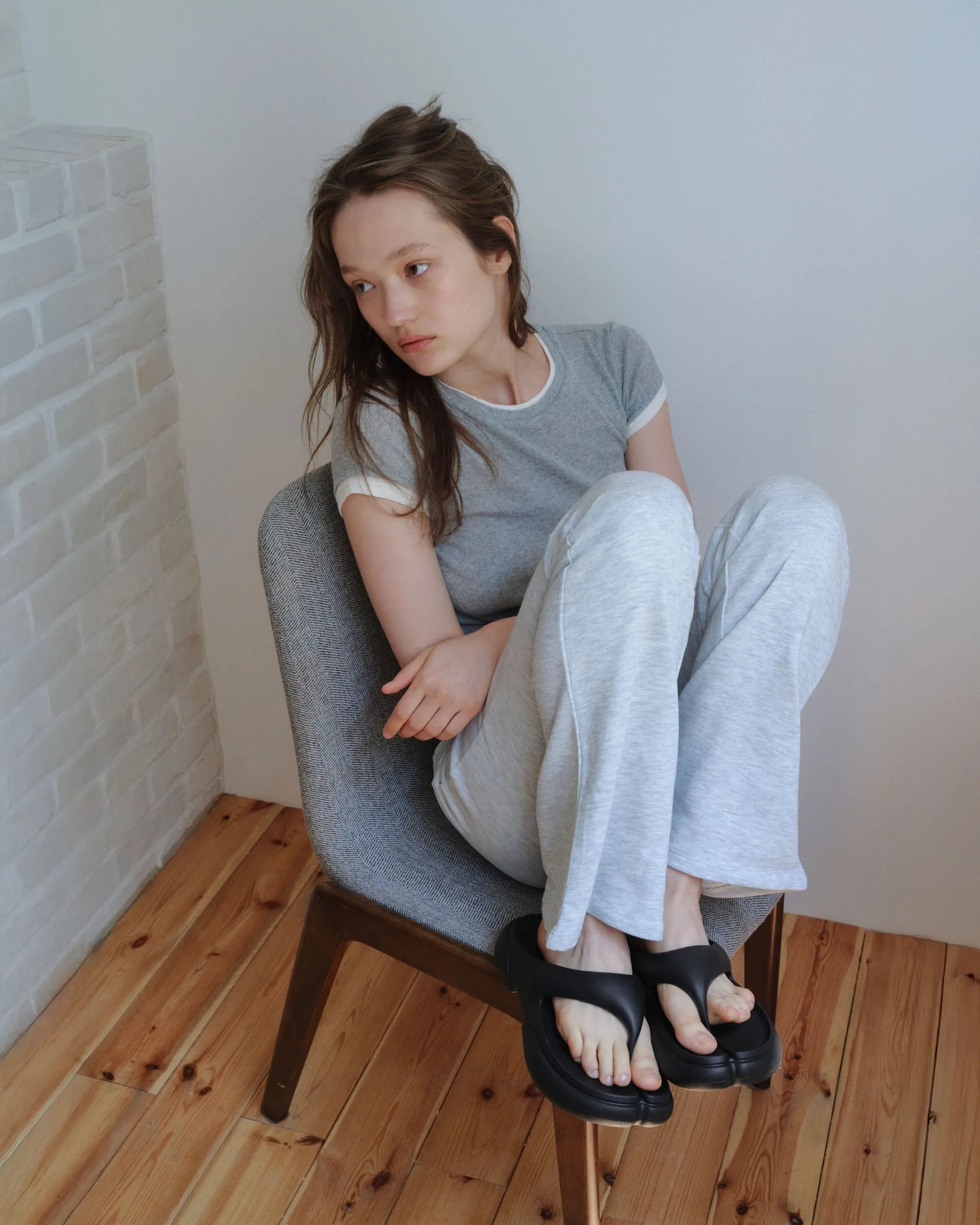 Model wearing PAES Flipflop 02 in Black