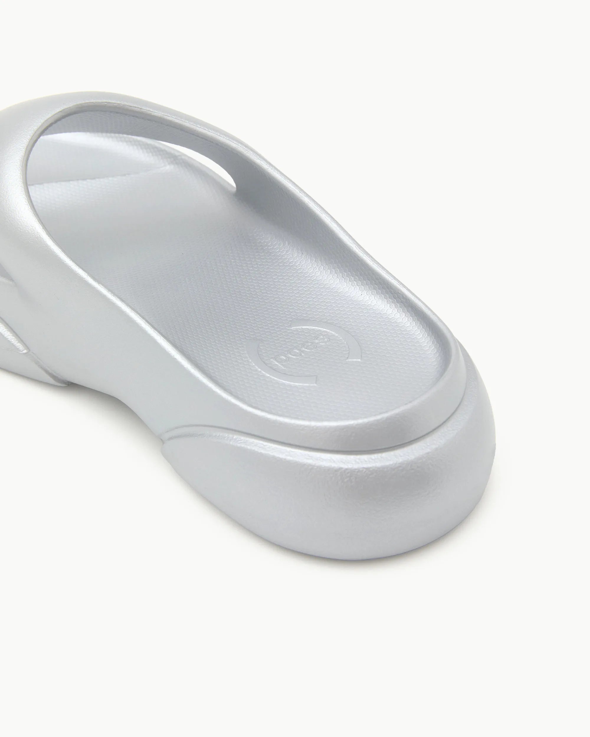 Footbed detail of PAES Flipflop 02 in Silver