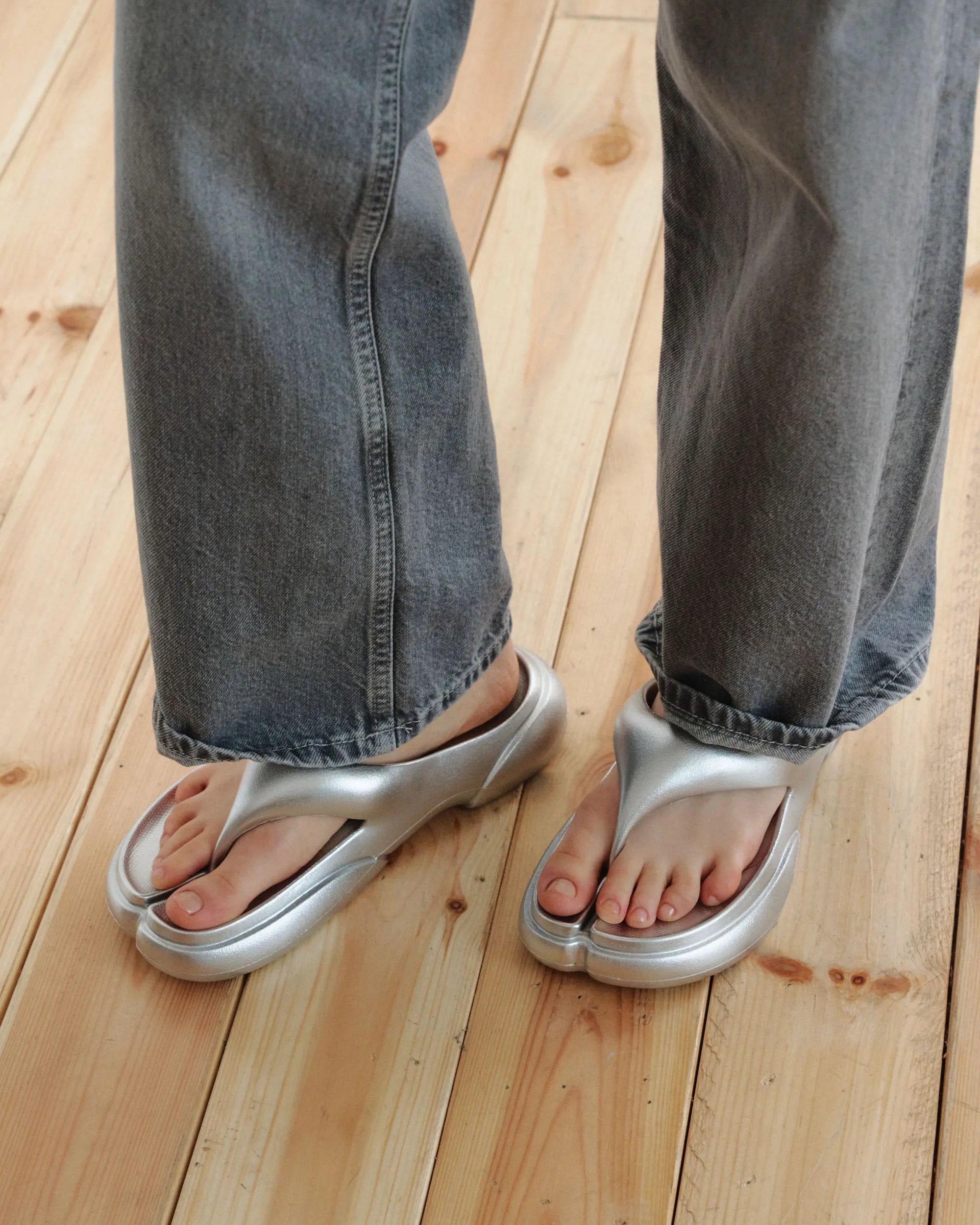 Model wearing PAES Flipflop 02 in Silver