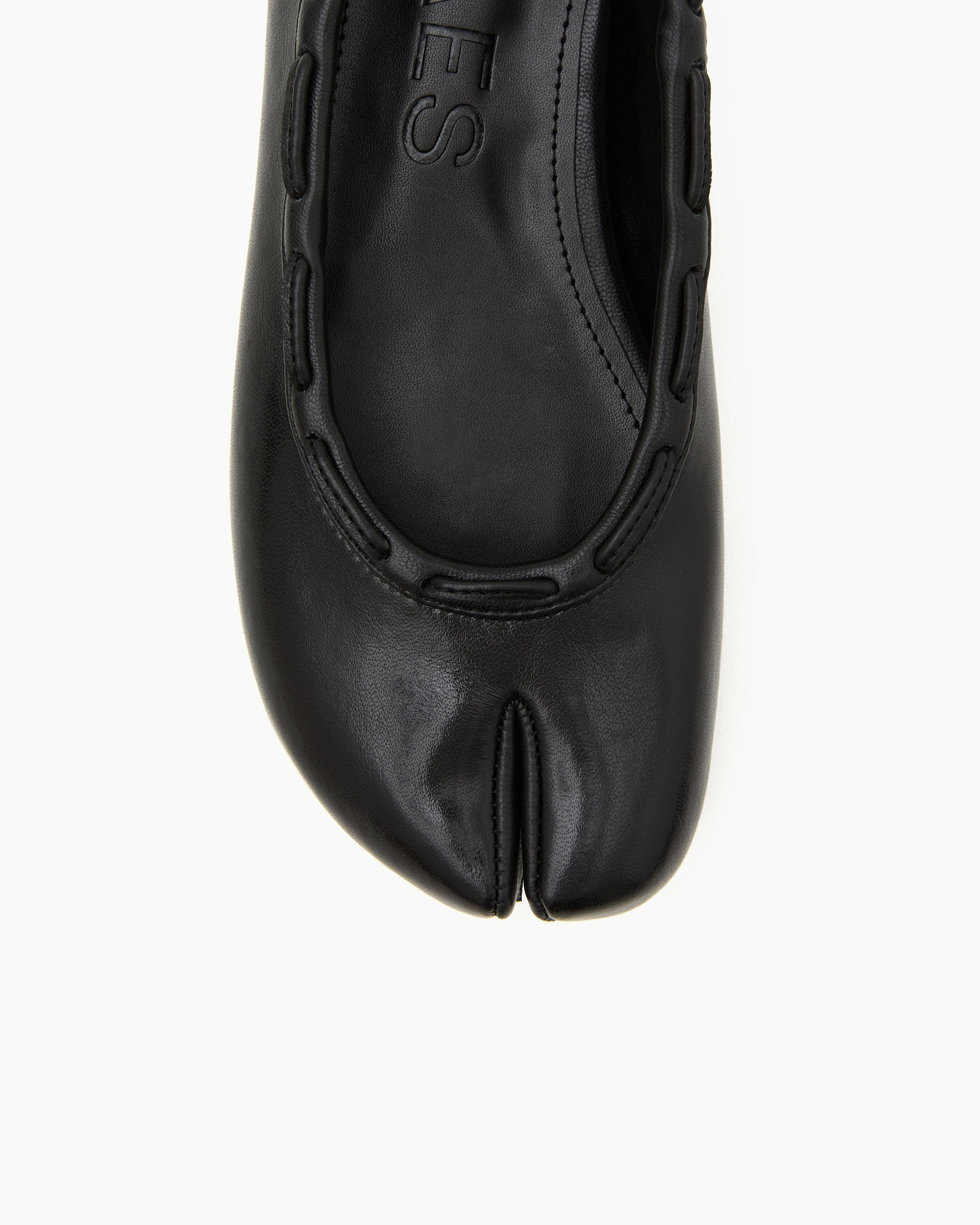 Split toe detail of Paes Leather String Flat in Black