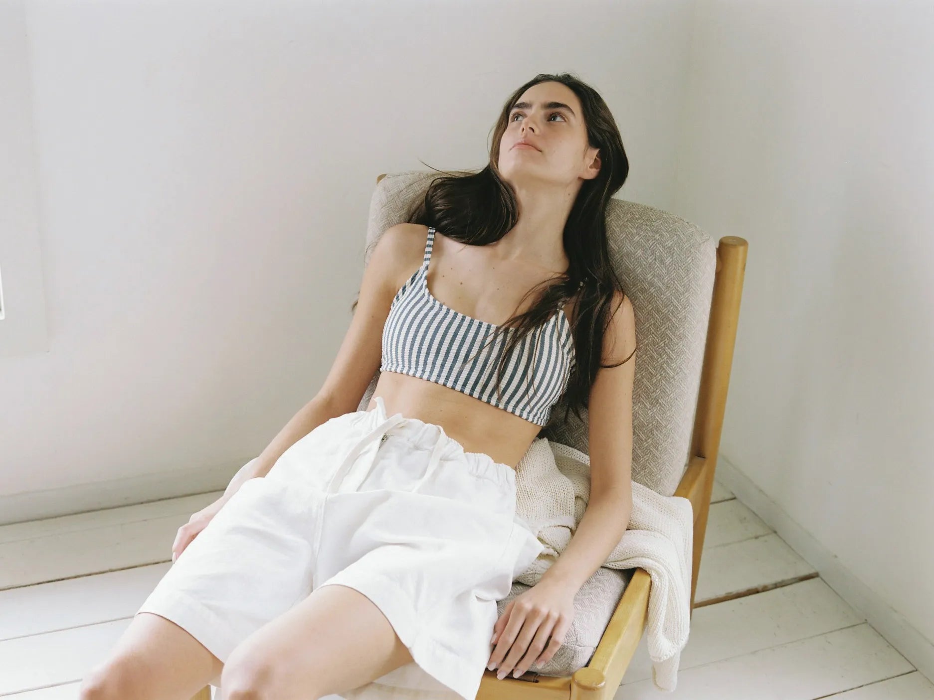 Model wearing Pale Linen Banding Pants White relaxed fit