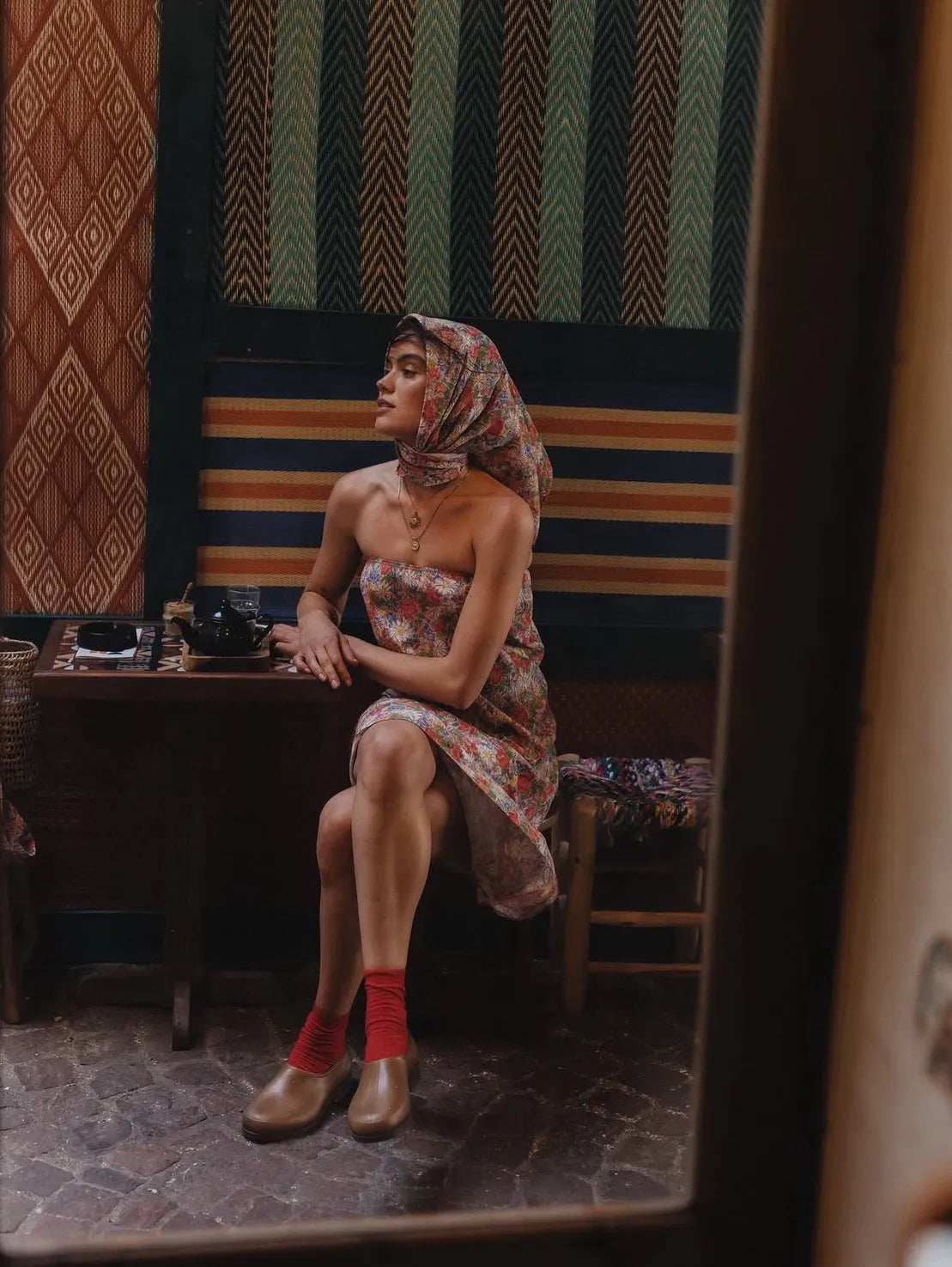 Model wearing Plasticana Gardana in Chanvre Ecru