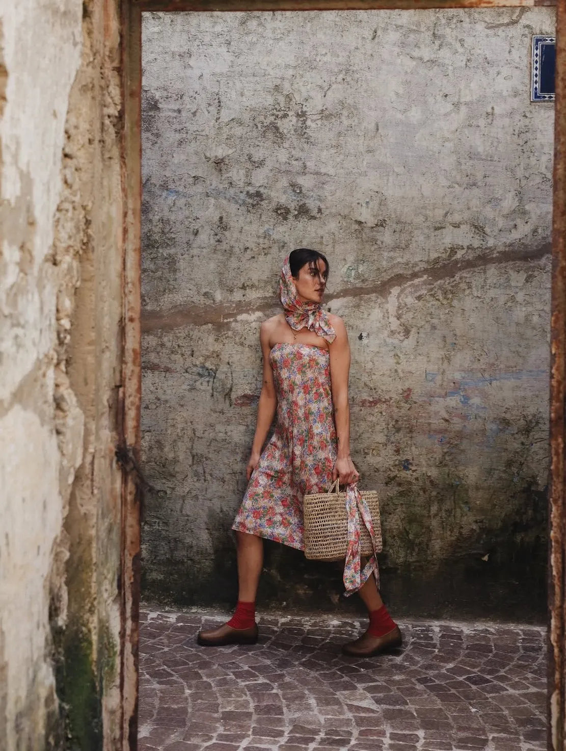 Model wearing Plasticana Gardana in Chanvre Ecru outdoors