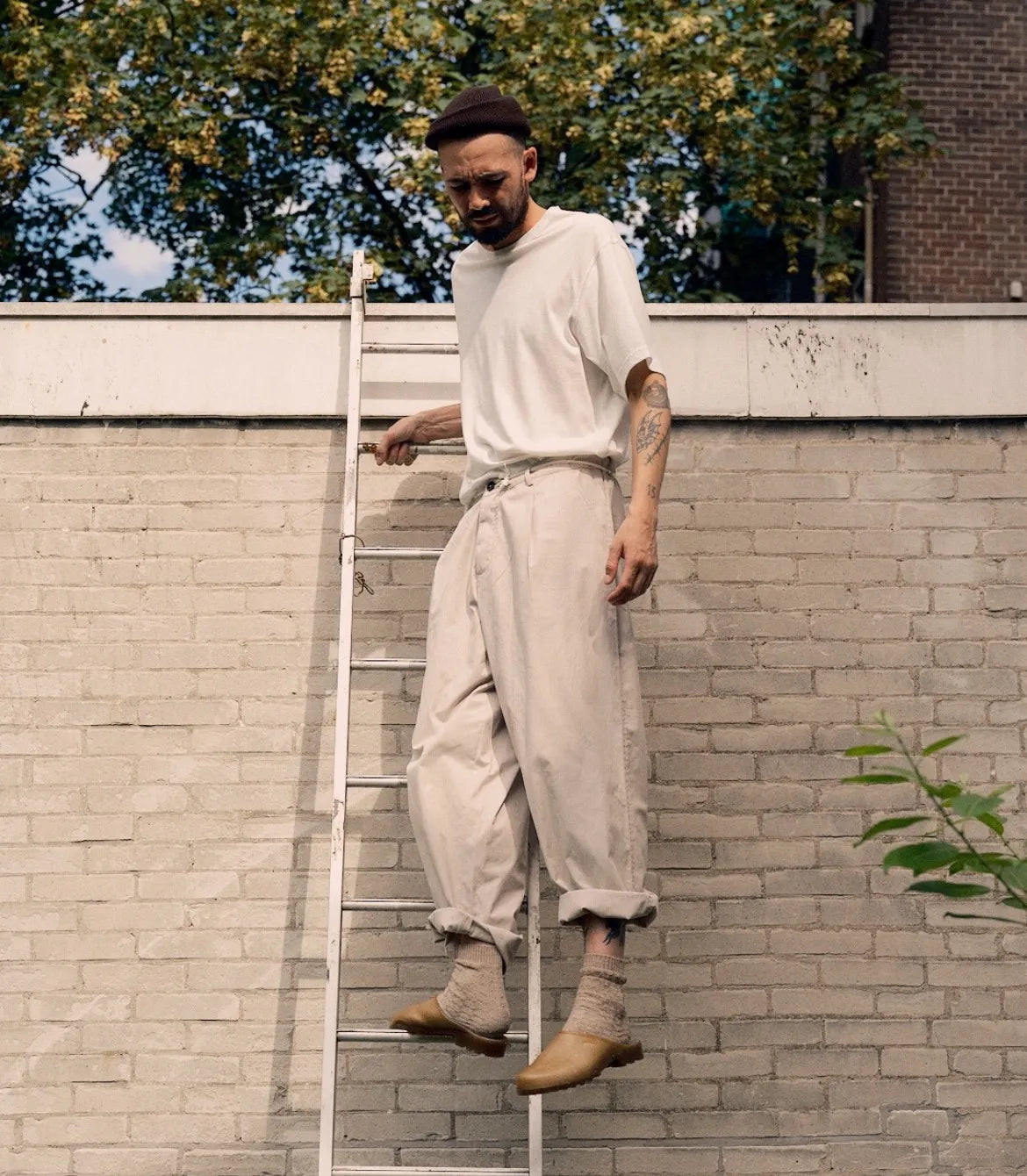 Man wearing Plasticana Opana Chanvre Ecru clogs outdoors