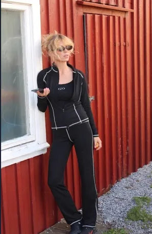Model wearing Résumé AlbertRS Blouse Black