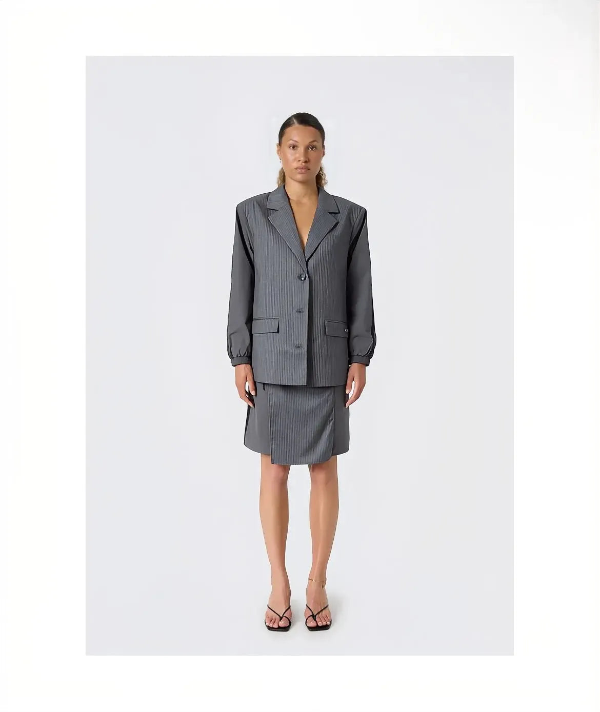 Model wearing RESUME MilanRS Blazer Dark Grey