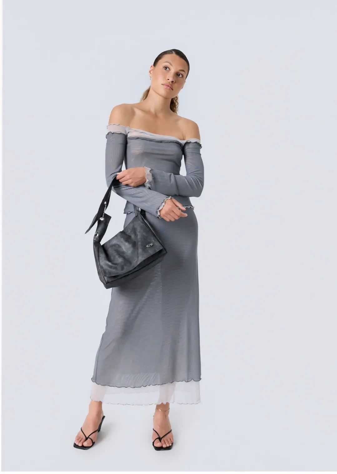 Model carrying RESUME MiraRS Bag Dark Grey