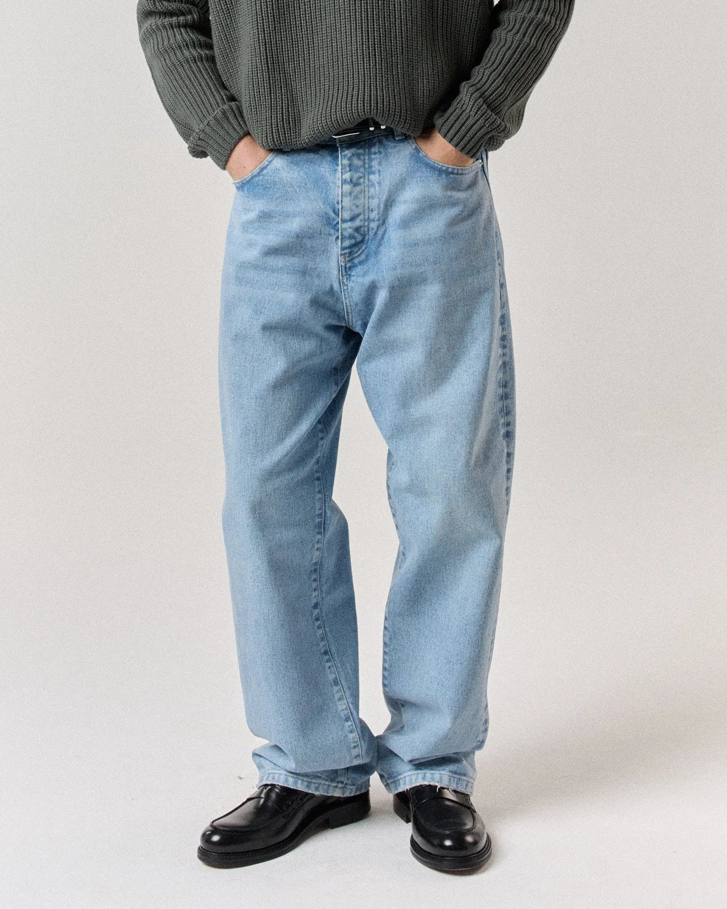 Model wearing RONNING Classic Jeans in Vintage Blue