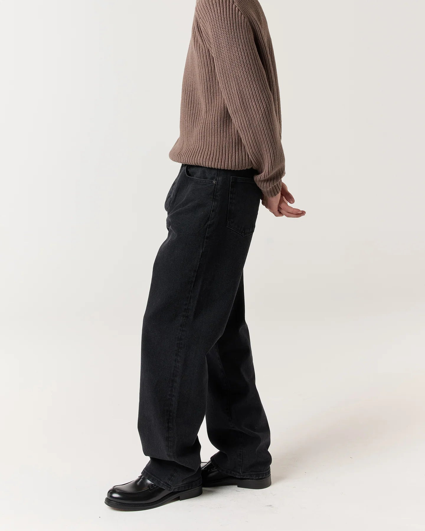 Fit detail of RONNING Classic Jeans in Washed Black