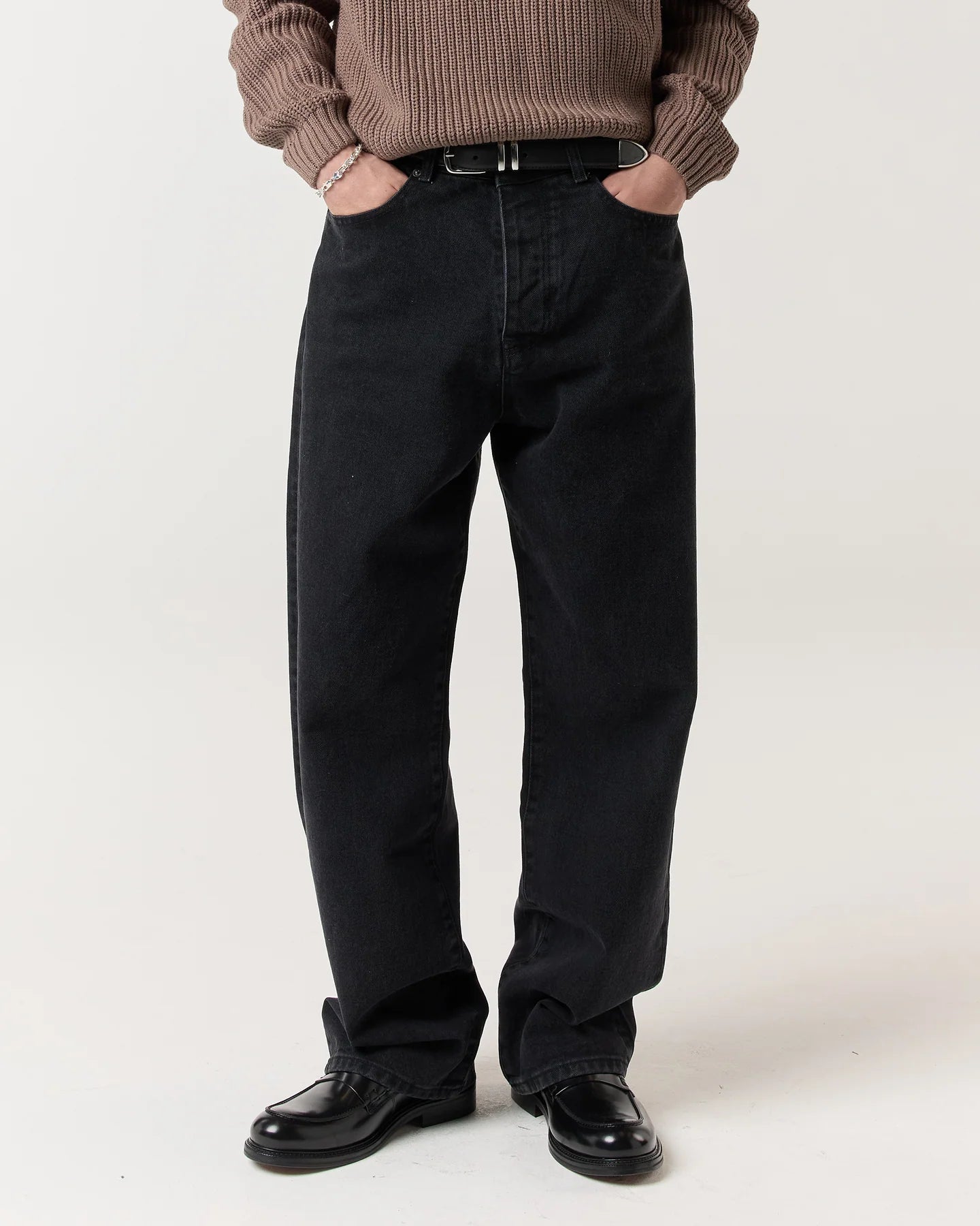Model wearing RONNING Classic Jeans in Washed Black