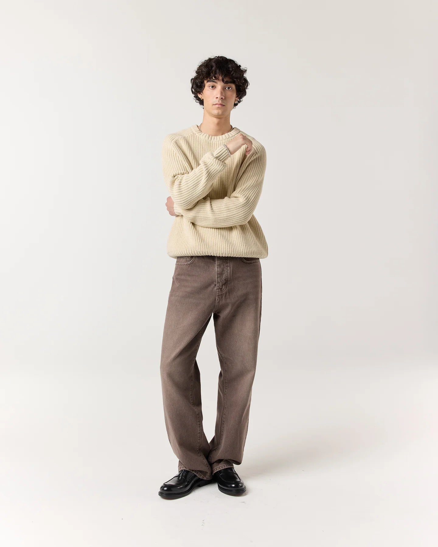 Full styling with RONNING Classic Jeans in Washed Brown