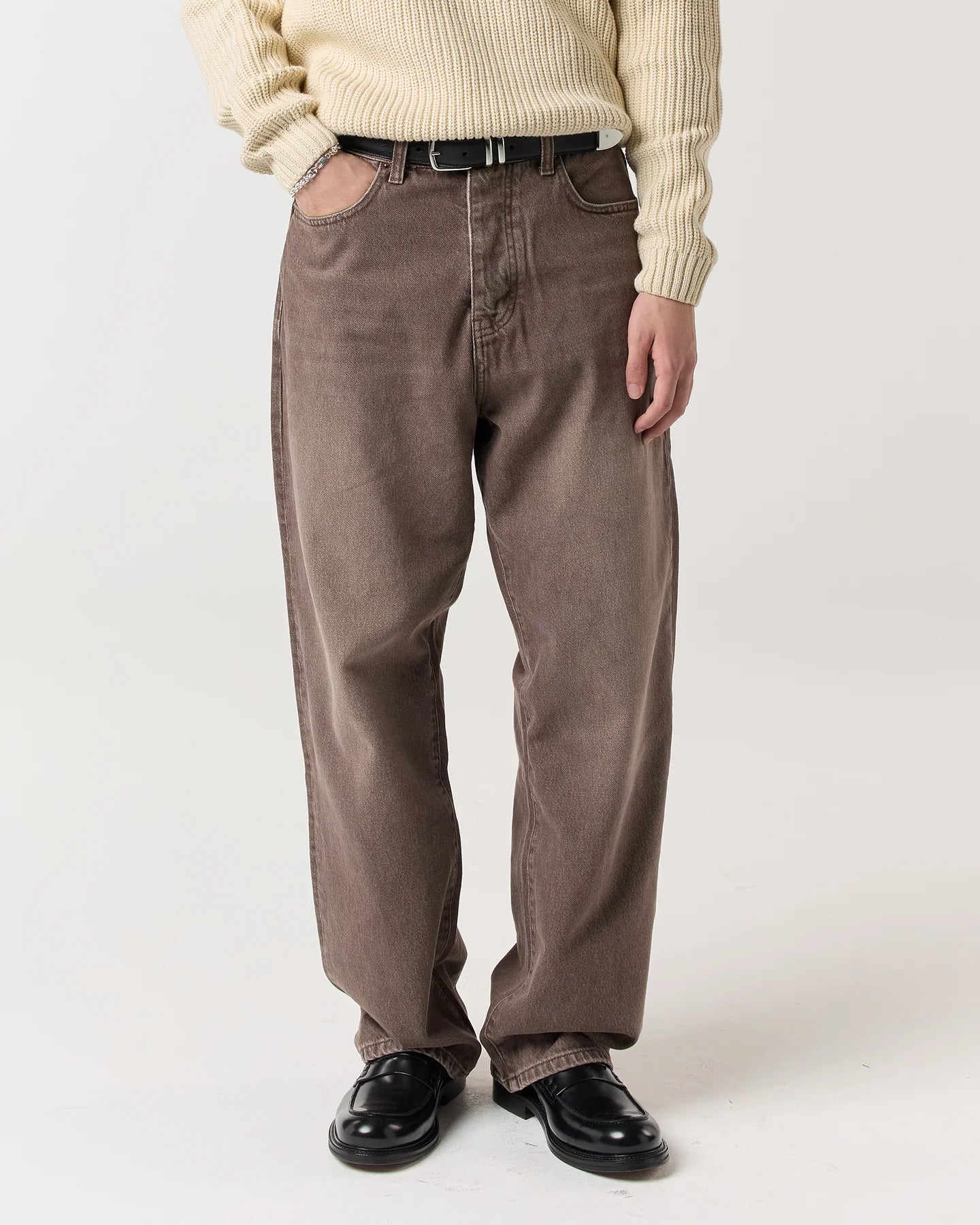 Model wearing RONNING Classic Jeans in Washed Brown