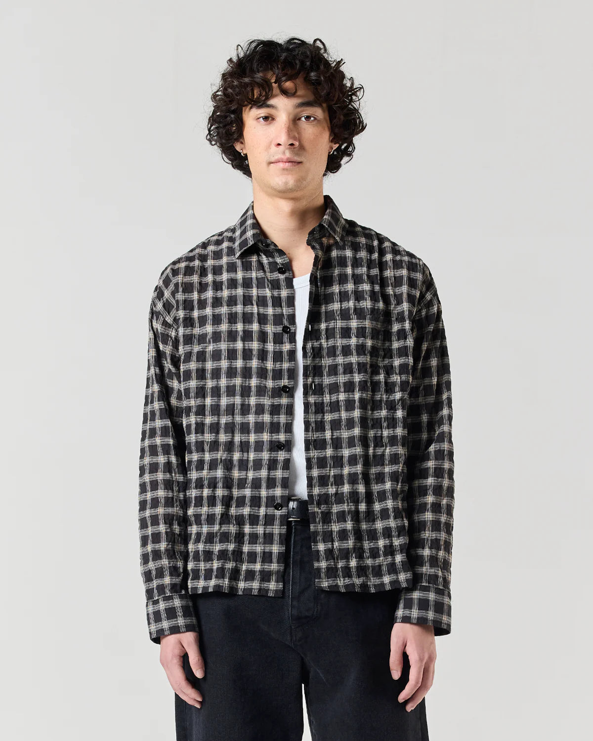 Front fit of model wearing RONNING Everyday Shirt in Black Check