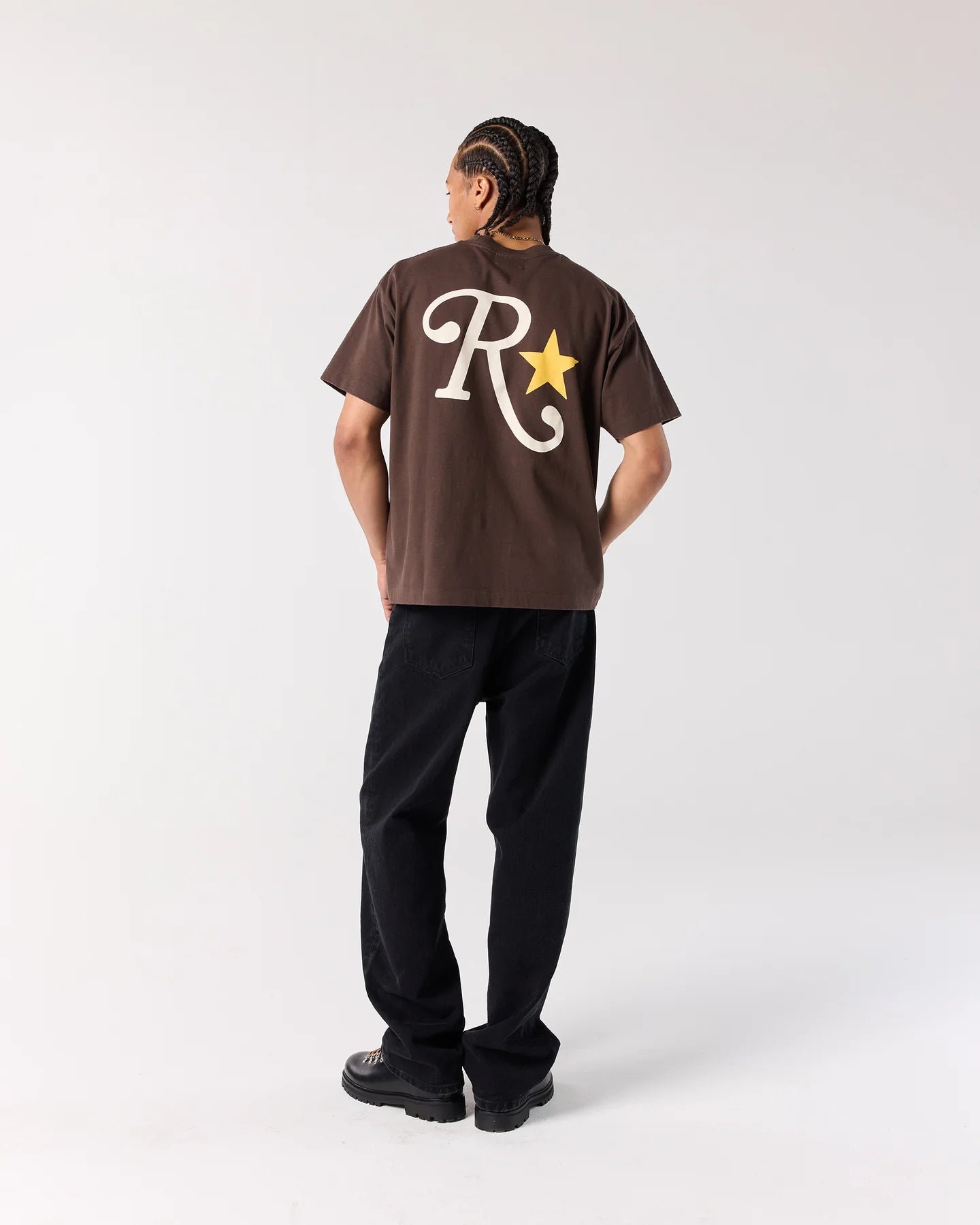 Back view of model wearing RONNING Star Tee in Mocha Brown