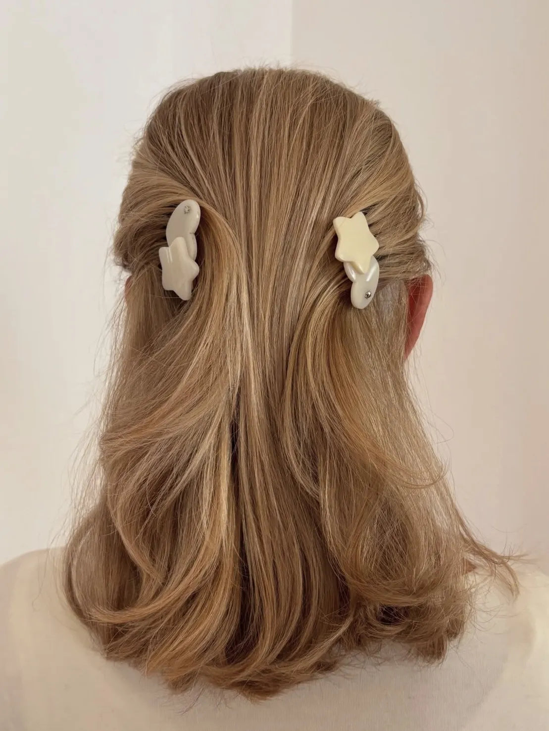 Model wearing Turtle Story Dreamy Side Comb in Strawberry Milk