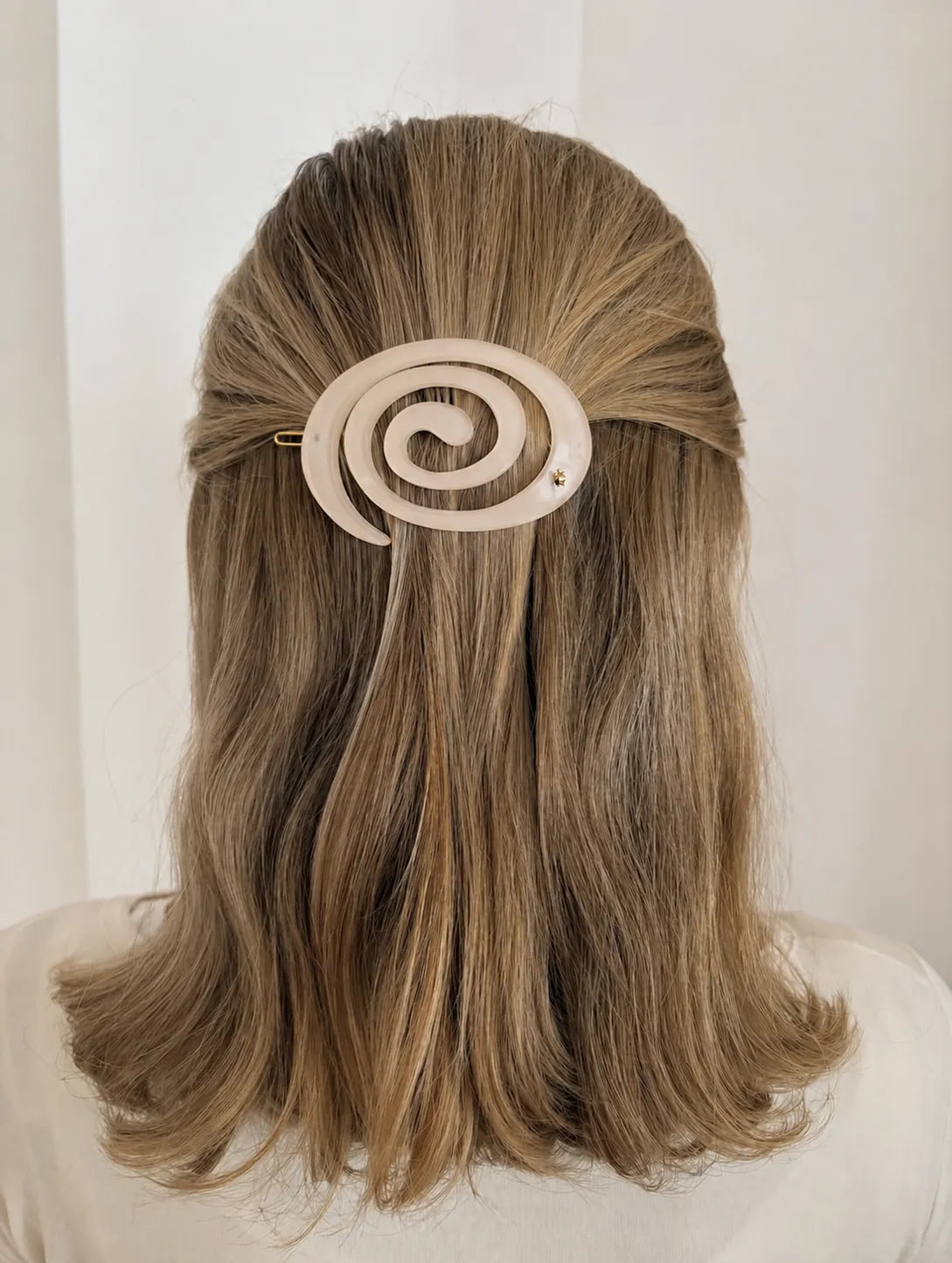 Model wearing Turtle Story Large Spiral Clip in Juliette