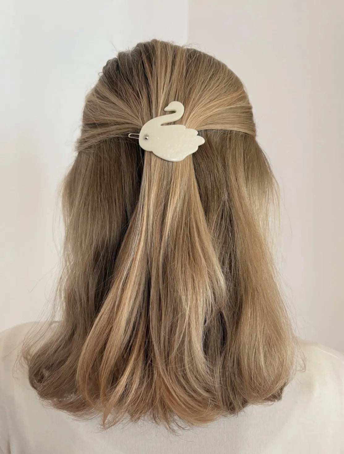 Model wearing Turtle Story Swan Clip in Pearly