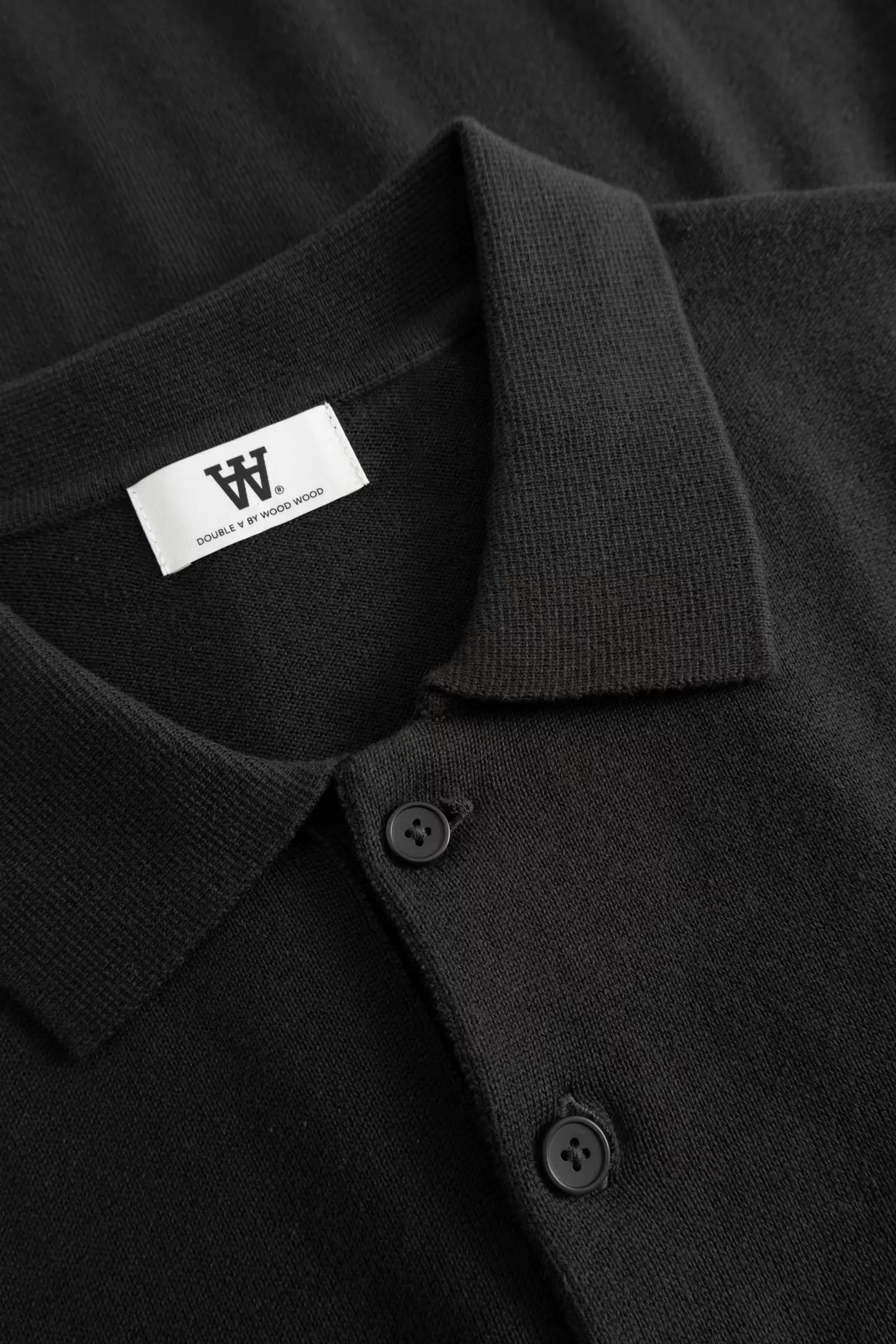 Wood Wood Mikkel Poloshirt Pirate Black collar detail