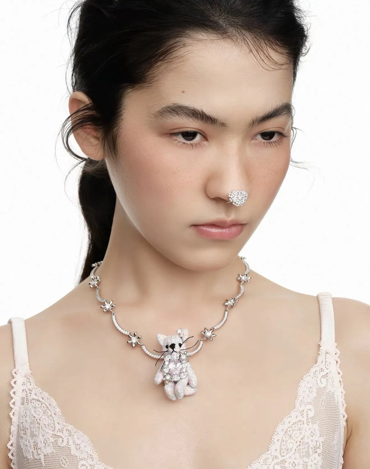 YVMIN Fabric Kitten Ribbon Necklace สีชมพู มุมสวมใส่