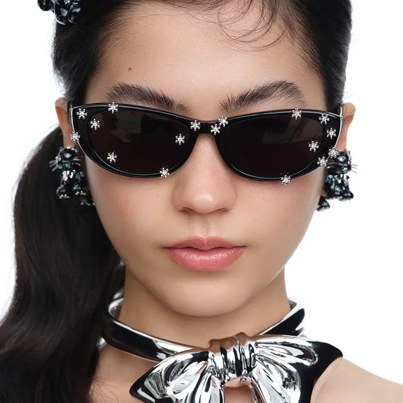 YVMIN Flower Sunglasses in Black worn