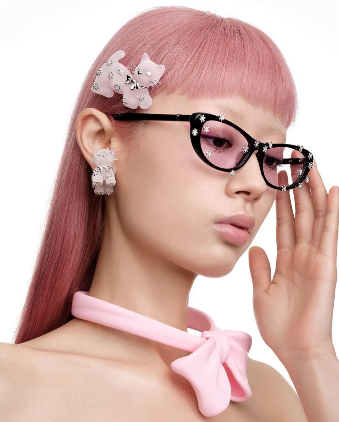 YVMIN Flower Sunglasses in Purple worn