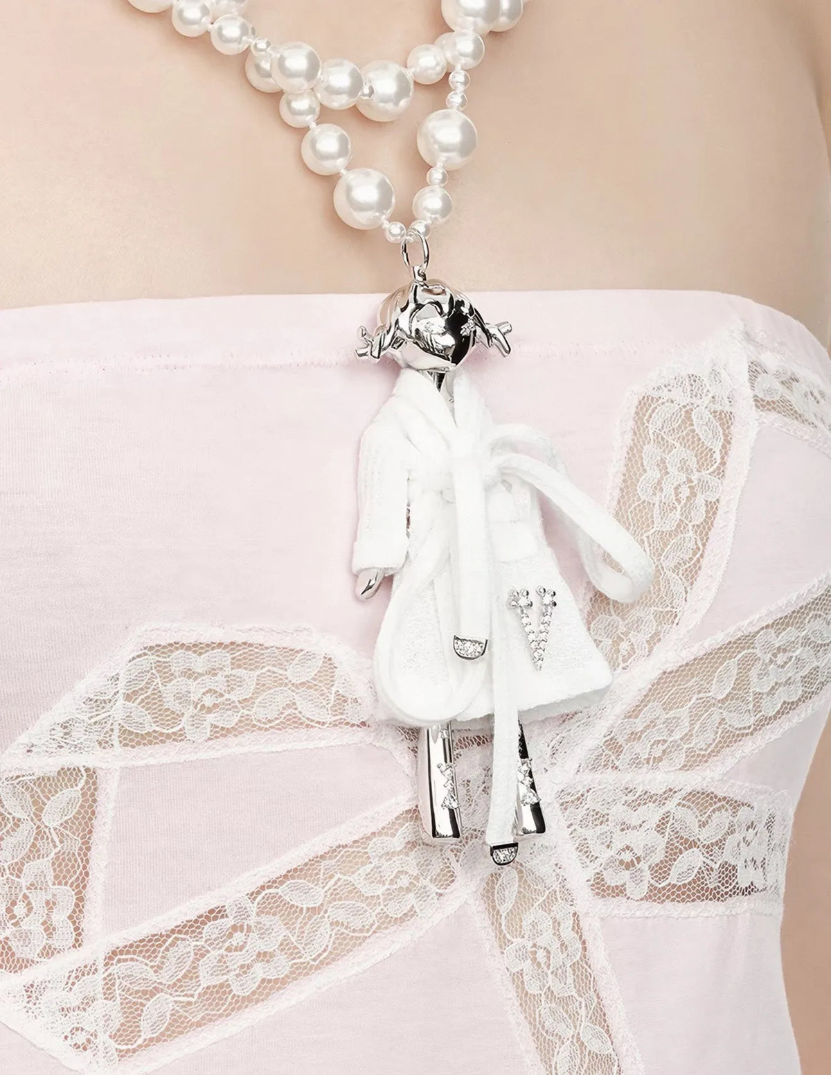 YVMIN Middle Girl Pearl Necklace สีเงิน มุมสวมใส่