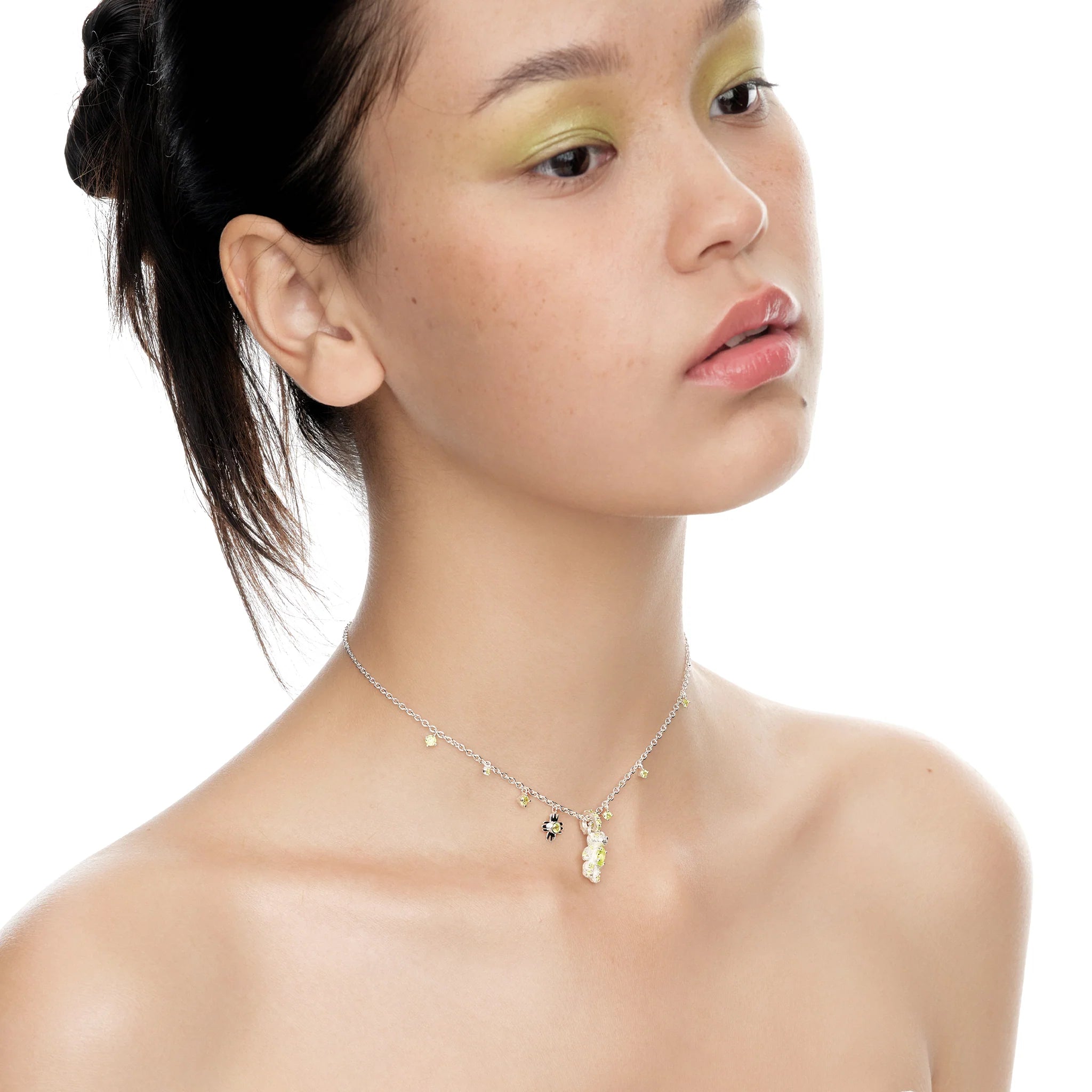 Model wearing YVMIN Paradise Bear Flower Zircon Necklace Silver