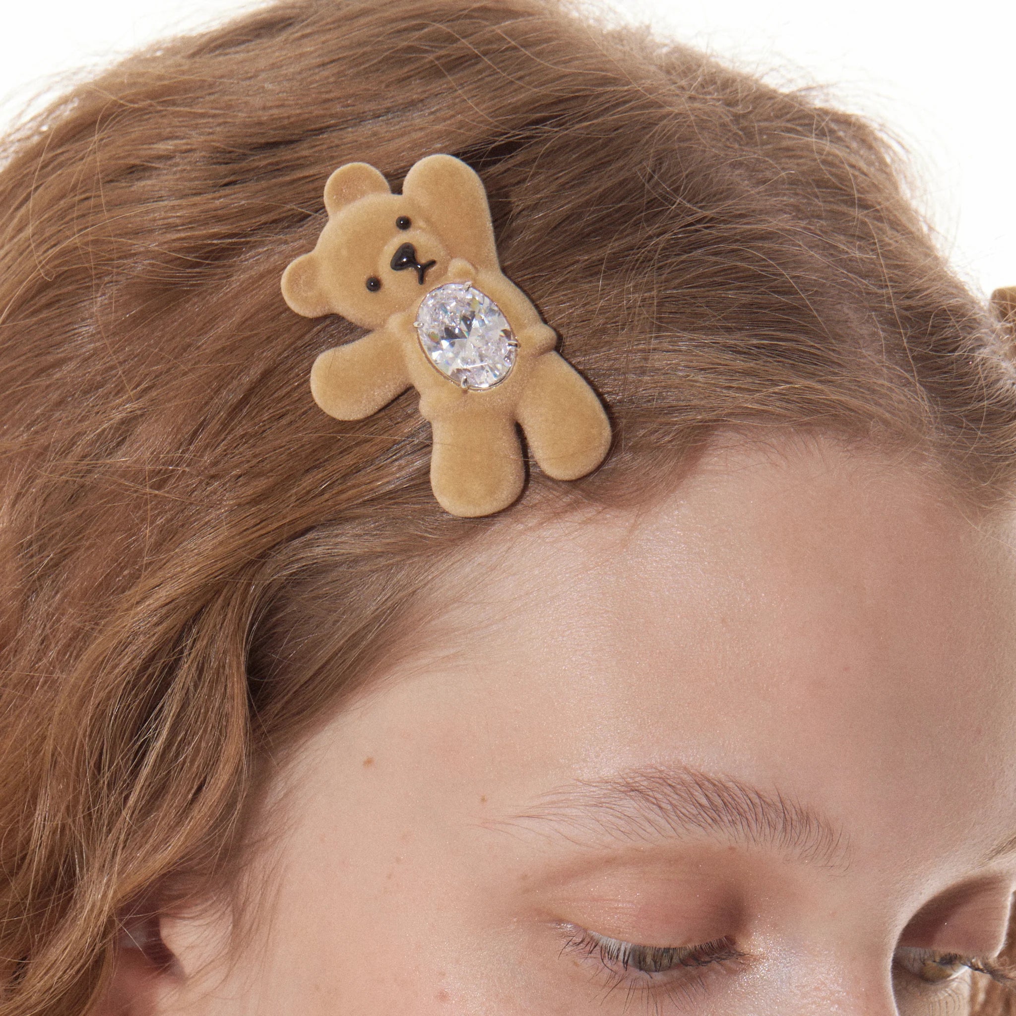 Close-up of YVMIN Paradise Greeting Bear Gemstone Hair Clip