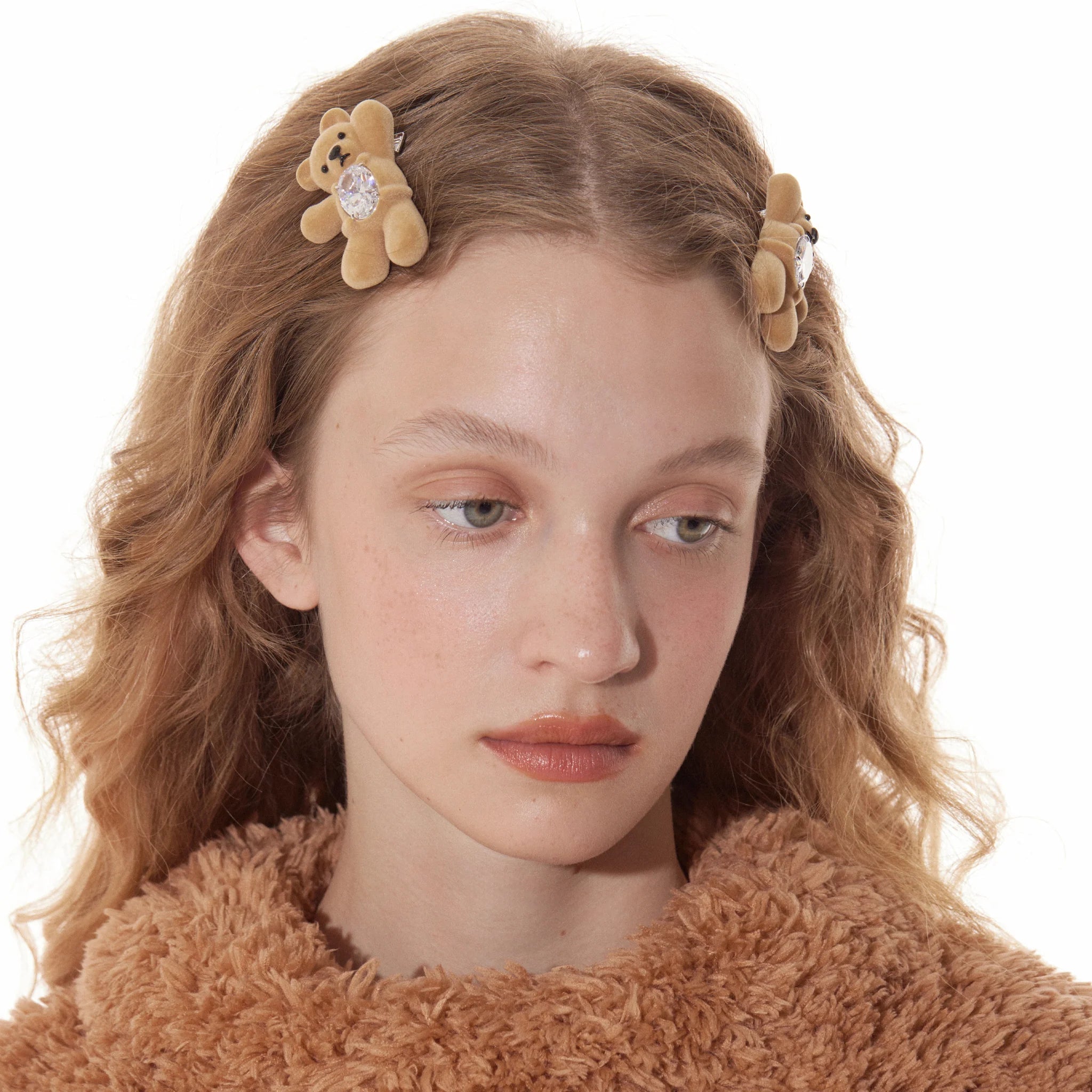 Model wearing YVMIN Paradise Greeting Bear Gemstone Hair Clip