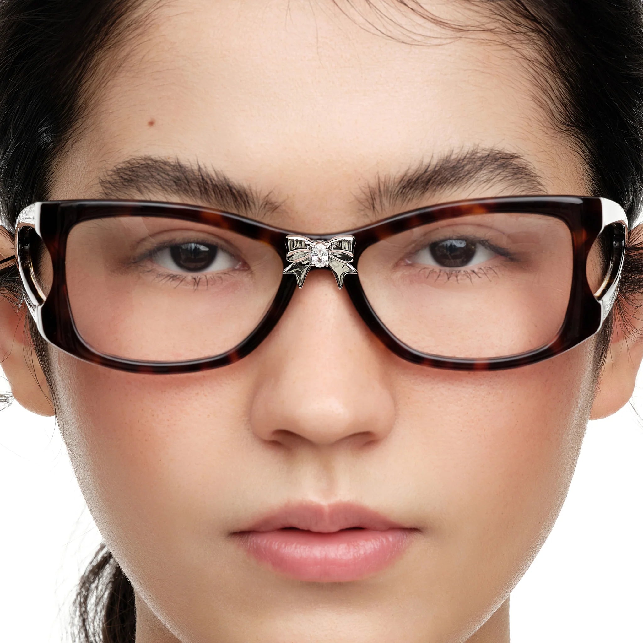 Front view of model wearing YVMIN Paradise Bowknot Clip Glasses in Brown