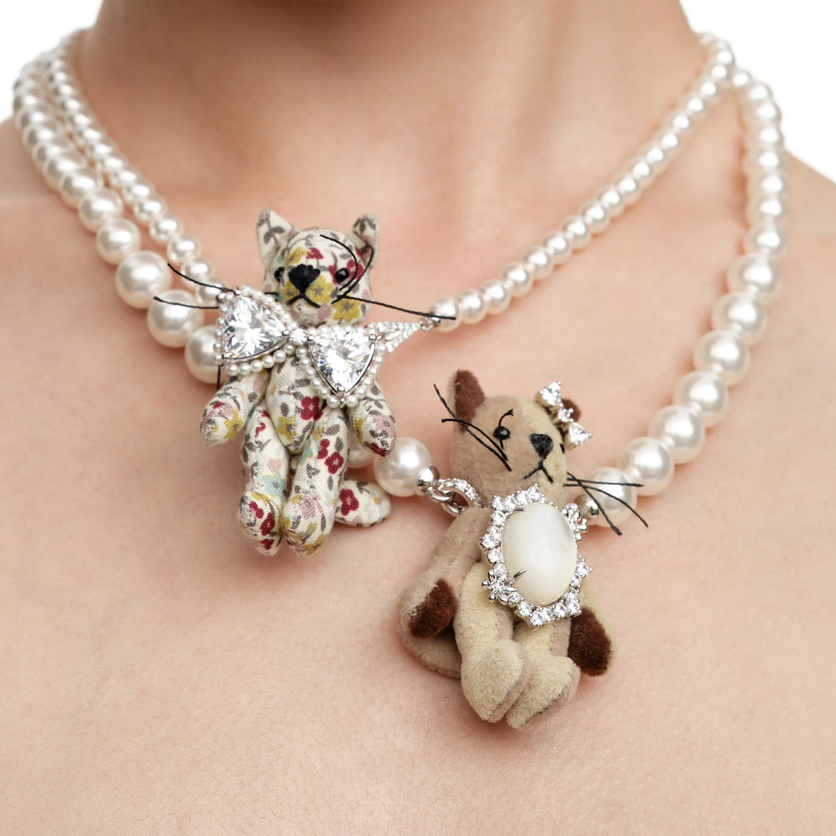 YVMIN Paradise Floral Cat Pearl Necklace Caramel detail