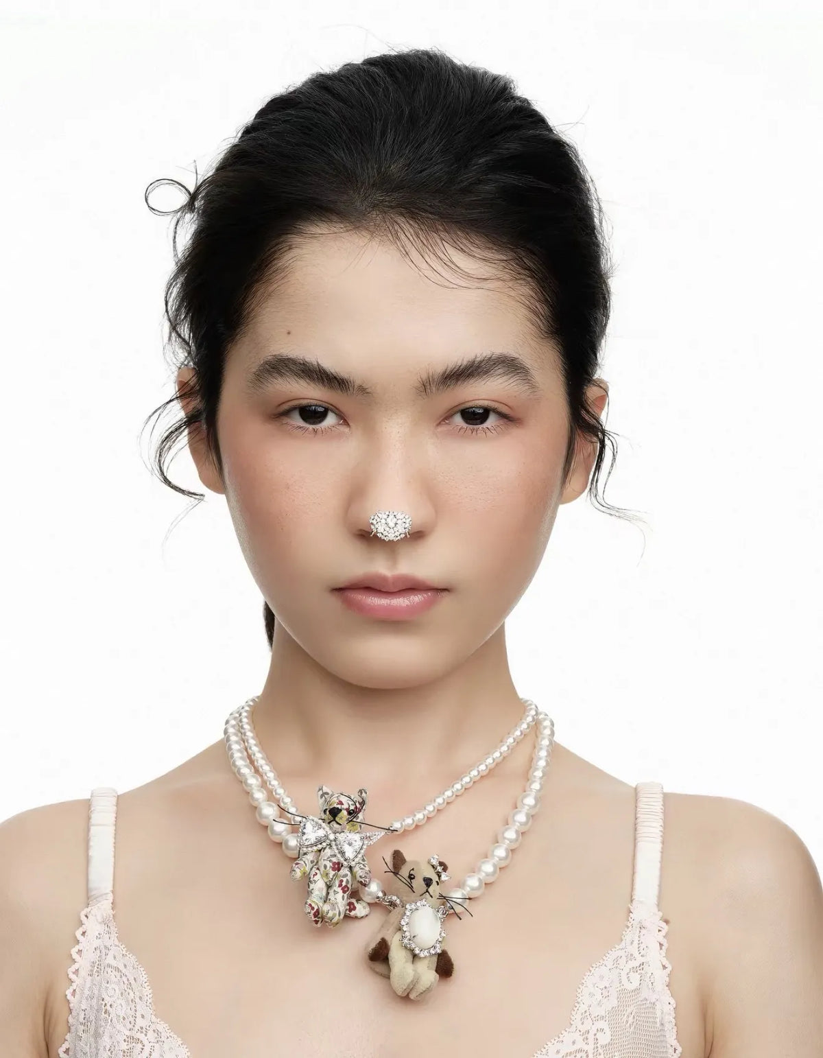 YVMIN Paradise Floral Cat Pearl Necklace Caramel worn